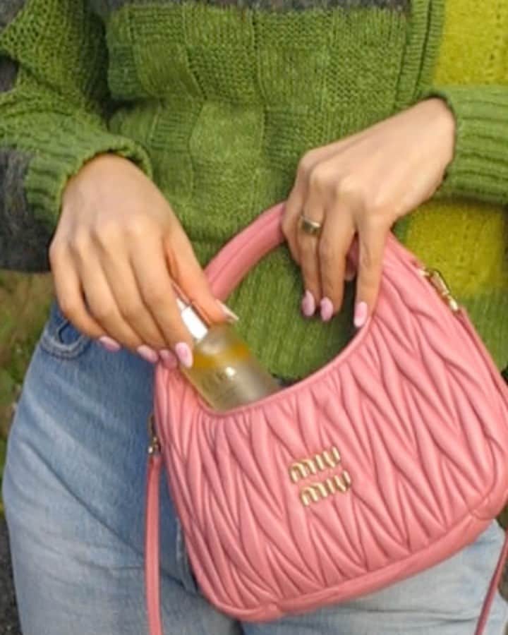 植野有砂のインスタグラム：「My favorite Korean vegan brand 🥰 前にも紹介したり、YouTubeでも2022買ってよかったに選んだくらい大好きな @dalba_japan のホワイトトリュフファーストスプレーセラム💕 🌿持ち運びできて簡単に保湿ケアできる 🌿ヴィーガンアイテム なのがお気に入りポイント🫶🏻 そして、新しく使ってみたのが ホワイトトリュフダブルセラム&クリーム！ 韓国にいる時ももう何回見たか！ってくらいおすすめされてた😂✨🌿 これすごいのがクリームとジェルを自分好みに調整できて、 🌿肌のコンディションに合わせてカスタマイズして使える 🌿肌のゾーンや悩みに合わせて使い分けることができる のです！ 早速使ってみていて朝と夜で調合変えたりして楽しんでます💕 みんなのお気に入りダルバアイテムも教えて😚 #ダルバ#ヴィーガン#ミスト#クリーム #pr」