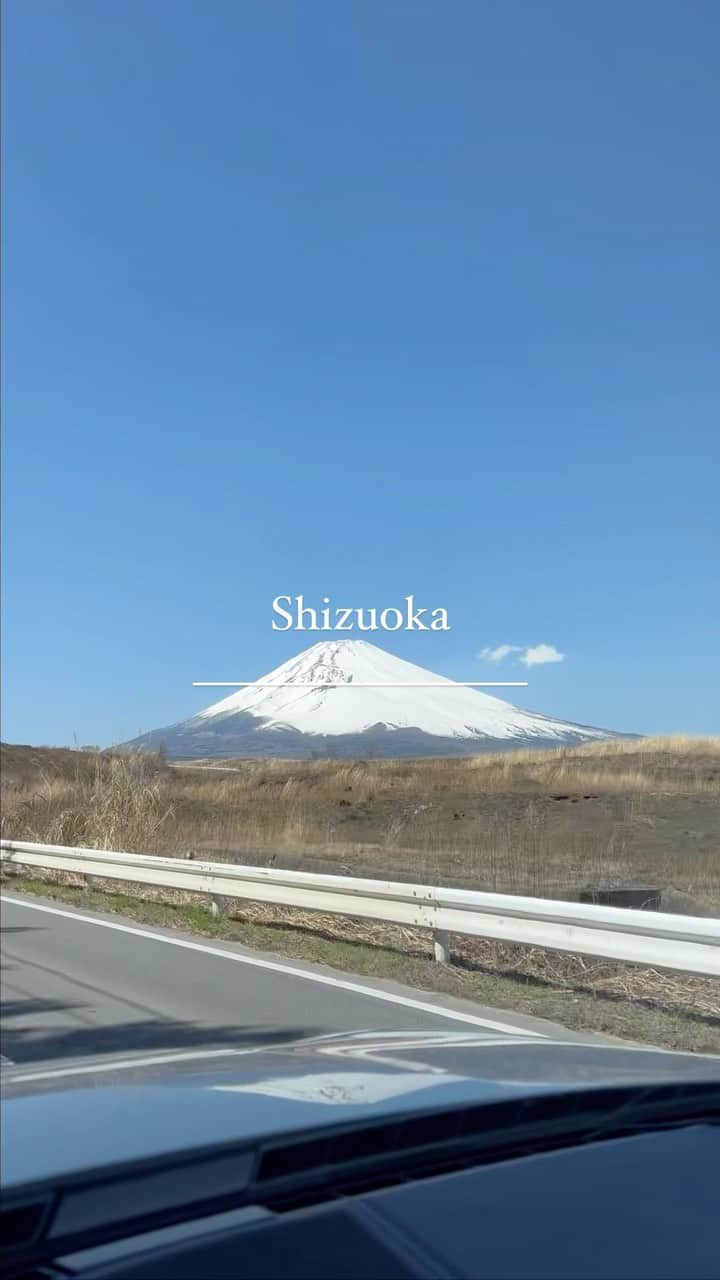 山下愛実（まなみるく）のインスタグラム：「family👨‍👩‍👧🚘🗻 . . 📍まかいの牧場 ここのソフトクリームが大好きすぎる私達🍦👩🏻👨🏾 娘も大好きになったようで かぶりついて離しませんでした👧🏻💦  今回はソフトクリームメインの1泊ふらっと静岡旅🚗  📍魚敬  📍富士サファリパーク  📍うなぎ　桜家  #静岡#静岡グルメ#ドライブ#まかいの牧場#魚敬 #富士サファリパーク#家族旅行#静岡うなぎ #家族おでかけ#子連れおでかけ#2歳#女の子ママ」