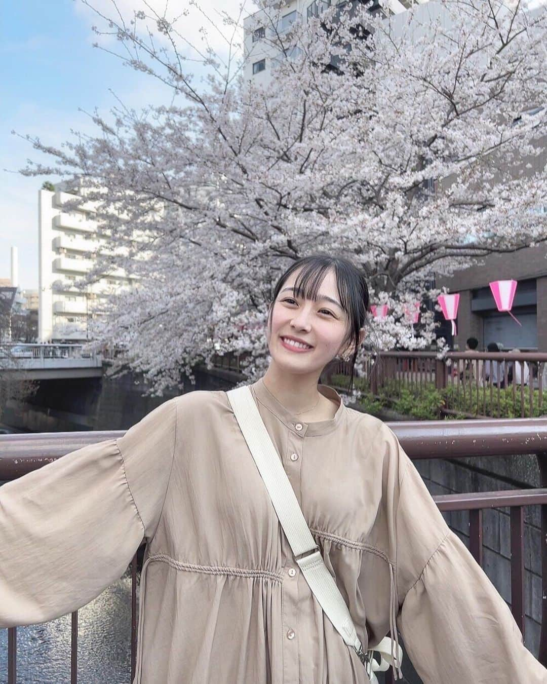 向井葉月のインスタグラム：「夢だった中目黒でお花見🌸🤍  #乃木坂46 #お花見 #花より団子」