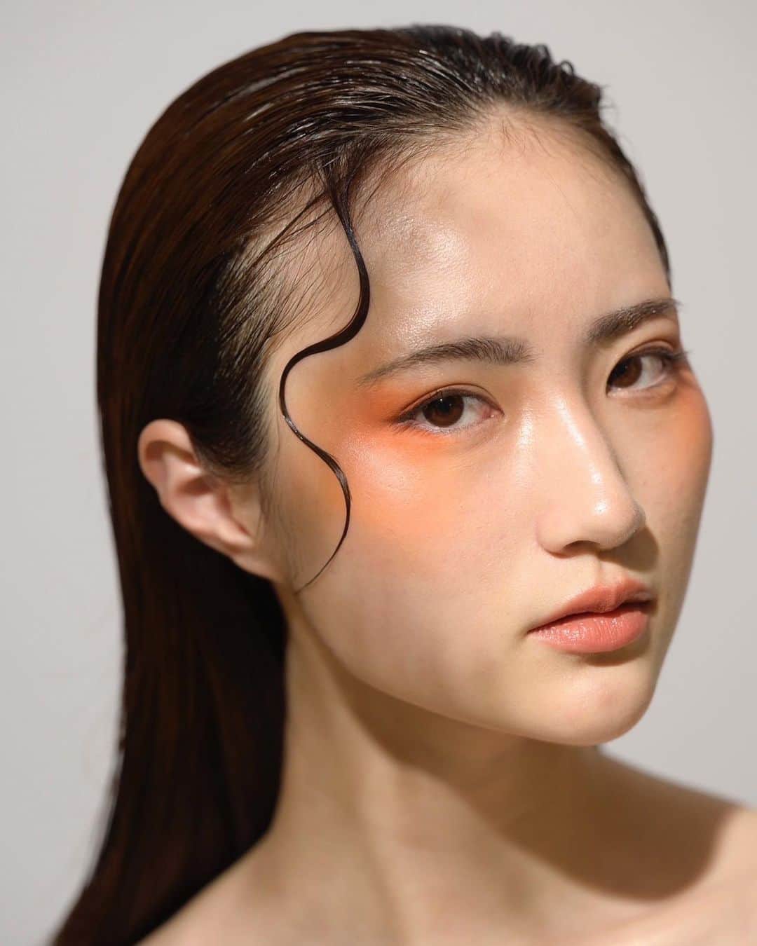 福岡ベルエポック美容専門学校のインスタグラム：「ヘアメイク科1年生の作品📸  コンセプトからヘアメイク、撮影まで 自分たちで考えて手掛けました💠  学生のアカウントもタグ付けしているので よかったらチェックしてみてください☝🏻✨  #福岡ベル #福岡ベルエポック美容専門学校 #美容学生 #美容学生の日常 #作品撮り #ヘアメイク #ヘアメイクアーティスト #撮影 #メイク #福岡 #天神 #博多 #makeupartist #photo #artisticmakeup」