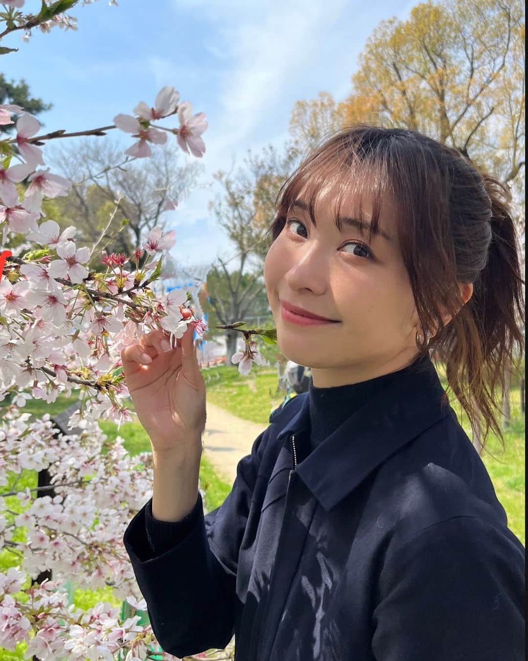 のインスタグラム：「突然ですがYouTubeチャンネル開設しましたー！  内容はまだ決まってないですが、近々動画アップする予定なので皆さま登録していただけると嬉しいです！  宜しくお願いします！  https://www.youtube.com/@mamiyamasaki0920  ※チャンネル名がなぜか「山崎家」になってしまった笑 こちらも変更予定です笑  #youtube #youtubeチャンネル #チャンネル開設 #登録お願いします #桜見れてよかった #山崎真実」