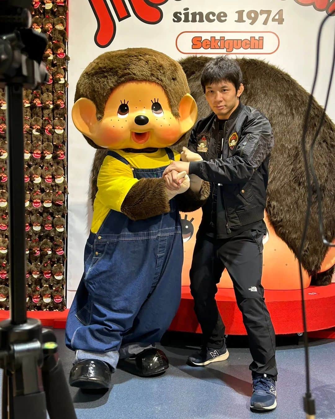 のインスタグラム：「モンチッチ君とのコラボインスタライブはモンチッチアカウントのアーカイブに残っています。  おかげさまでコラボ人形は先行、一般ともに完売しました。  4月下旬に発送予定のため試合までに間に合うことになりますので、到着をお待ち下さい。  https://instagram.com/monchhichi_official?igshid=YmMyMTA2M2Y=」