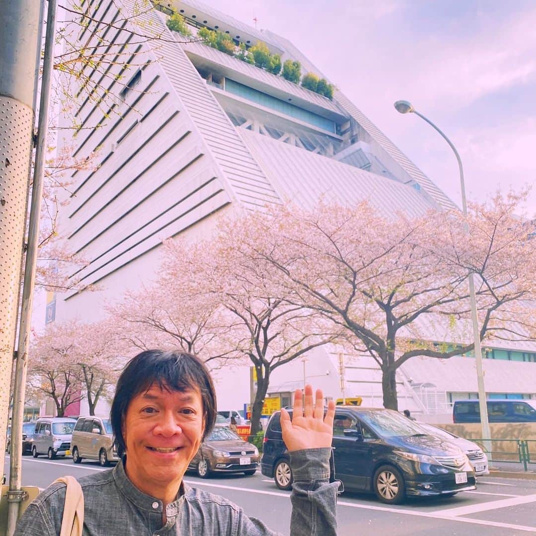河崎実さんのインスタグラム写真 - (河崎実Instagram)「中野サンプラザが7月で閉館するから中野通りの桜とサンプラザが一緒にみれるのはこの時期が最後。なんだかさみしいねぇ。最初来たのは高校生の時よ加山雄三のコンサートか‥。」3月31日 18時14分 - kawasakiminoru