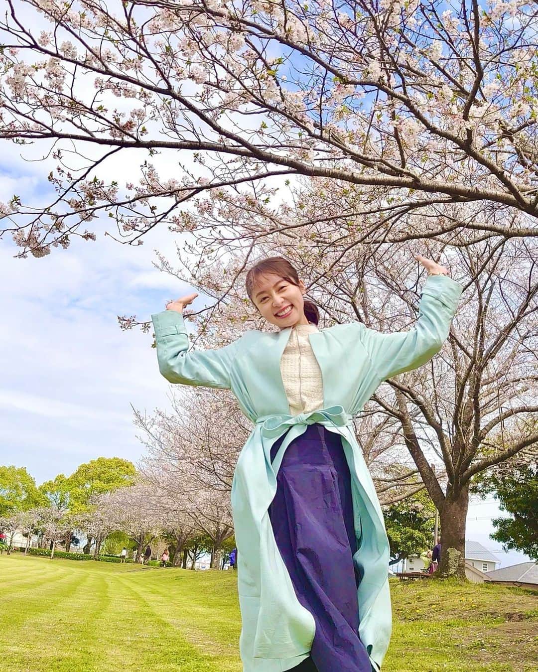 鳥越佳那のインスタグラム：「【さくら🌸】  新たな門出を迎える皆さま おめでとうございます🌸  祝福するように 鹿屋市内でも桜が咲き誇っています✨  咲くスピードがはやく 日に日に表情が変わっていく様子もまた美しいですよね☺️  「かのやファン倶楽部」では 桜の様子を配信中🌸 @kanoyafan お花見などの 参考になさってください♪  ちなみに今日は 県民健康プラザの多目的広場へ🌸 風で散る花びらが美しかったです🥹🌸✨  ・・・風が少し冷たかったので 温かい焼き芋が恋しくなりました🍠♡ "花よりお芋"気分です🤭💕  (撮影日3月31日)  . . #さくら #桜 #春 #お花見　 #九州 #鹿児島 #鹿児島県  #大隅半島 #鹿屋 #地域おこし協力隊  #かのやPRレポーター  #さつまいもアナウンサー」