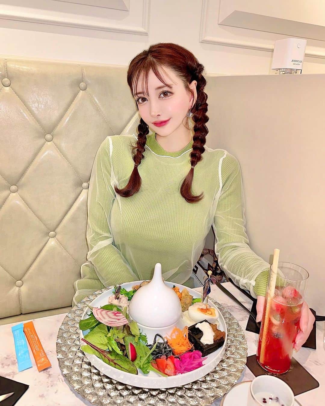 蘭子のインスタグラム：「先日新宿のプロラボカフェに行ってきました💓【 @prolabo_cafe 】 インナービューティー✖️ウェルネスに特化したカフェ☕️ . 日頃からエステプロラボの酵素ジュースは愛飲しているので楽しみにしていました☀️✨ . 白砂糖・トランス脂肪酸フリーの黒いパフェもすっごく美味しかった😍💓 美味しくて健康になれるって素晴らしい⭐️ . 4月からオープンだそうです🌸 . . setup👗: @royalparty_official  . . . #エステプロラボ#プロラボカフェ#新宿カフェ#新宿ランチ#新宿グルメ #グルメ部#東京ランチ#ランチ巡り#東京カフェ#カフェ部#カフェ巡り#カフェ活#インナービューティカフェ#パフェ#黒パフェ#スイーツ#スイーツ巡り#東京スイーツ#スイーツ部 #ギルトフリー#royalparty」