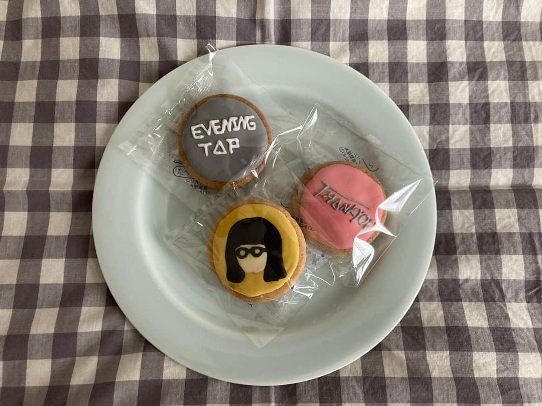 土井コマキのインスタグラム：「ありがとうクッキー🍪大好きなシチニア食堂に作ってもらった。 商品名に泣きました… ありがとう。 @sicinia_kitchen  #コマキ手帖」