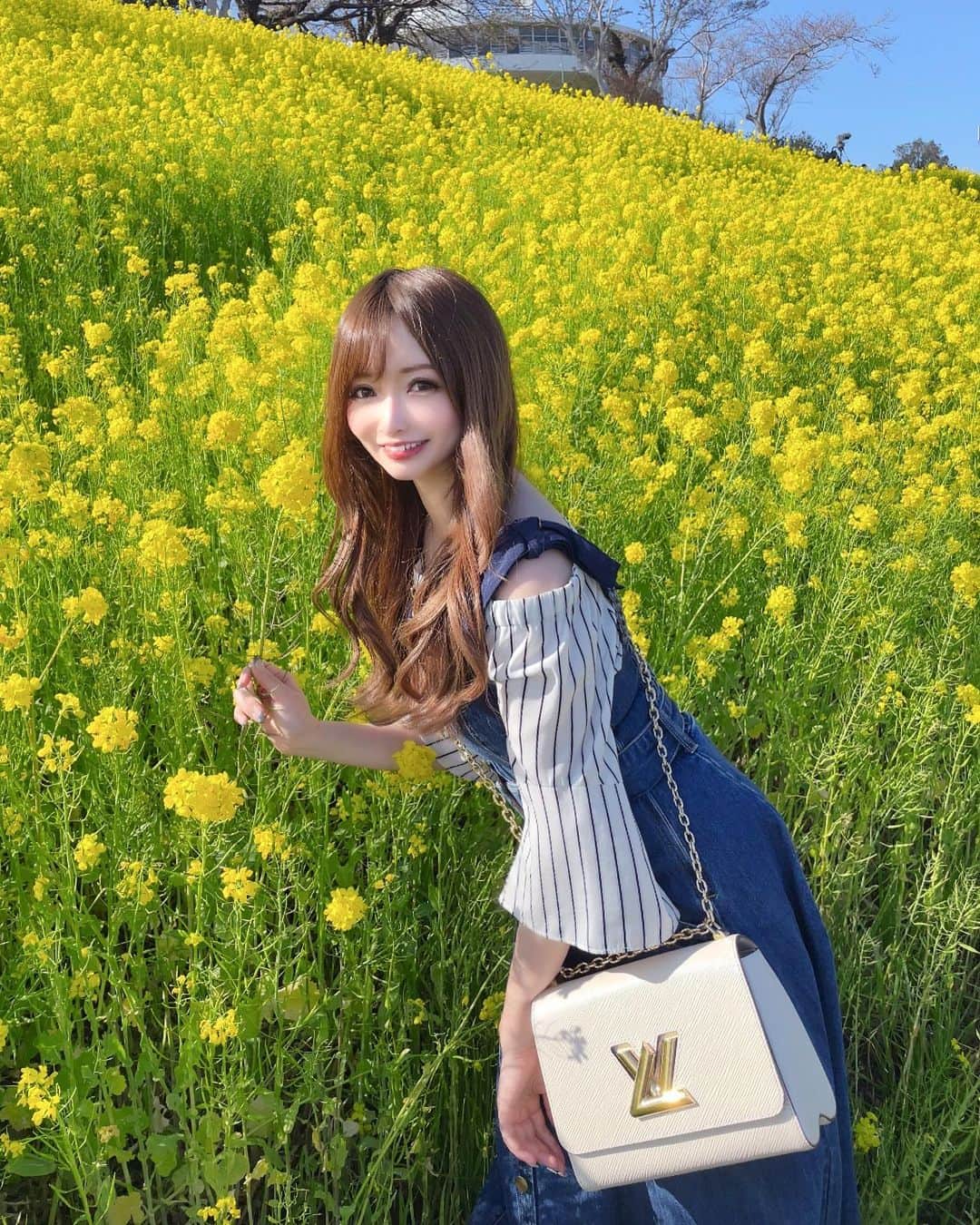 のインスタグラム：「❁⃘*.ﾟ🌼🦋🌼✻⋆ꕤ*  #新宿 #歌舞伎町 #六本木 #北新地 #大阪ミナミ #すすきの #中洲 #銀座 #キャバ嬢 #キャバクラ #kabukicho #japanesegirl #kawaiigirl #点赞 #关注 #评论 #可爱 #マザー牧場 #菜の花 #菜の花畑 #お花畑 #noela #rirandture #春コーデ #春服」
