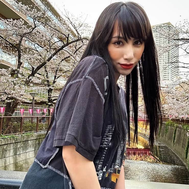 のインスタグラム：「. 先日美容院にいって傷んだ箇所切って…整えてもらったばかりなんだけど。 . . 「もうエクステつけれるよ！」って言われてからエクステつけれる！エクステつけたい！ってうるさくて。 . . 耐えきれなくてつけてきちゃった✌️」