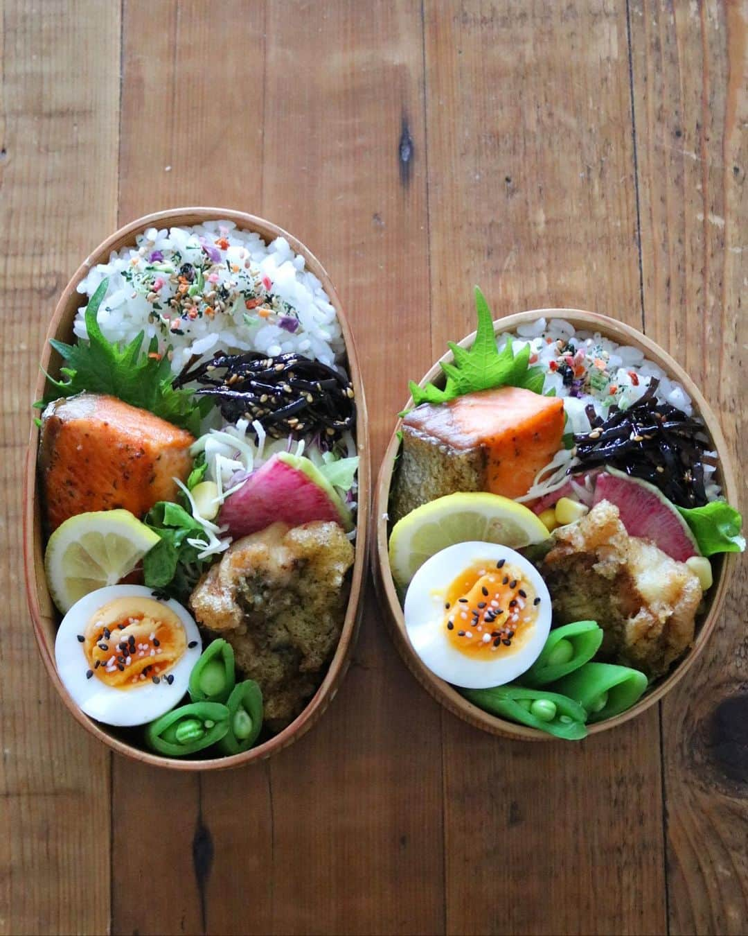 まいちくのインスタグラム：「2023.3.31 ． ． 今日のお弁当 ． サーモンソテー のり塩チキン 茹でたまご 野菜いろいろ ．  @rice_terroir ヤンマーホールディングスさんのお米の新商品「ライステロワール」をお試しさせていただきました🍚  【こだわりポイント！】 ◎ワインのようにその土地その生産者でしか生み出せないお米 ◎有機栽培、特別栽培、自然栽培のお米を厳選 ◎5つの指標で食味を評価しているから、自分に合ったお米が選べられる ◎高級感のあるパッケージでギフトにもぴったり✨  お米は27種類もあるそうなので自分好みのものが見つかりそう🎵 今回私が送っていただいたのは岐阜県のコシヒカリ『関』。 大粒でしっかりした歯触りで美味しいお米でした🌾 冷めても美味しくいただけるのでお弁当にも⭕️ ． ． 詳しくは @rice_terroirさんからどぞー。 ． ．  #お弁当#おべんとう#今日のお弁当 #わっぱ弁当#旦那弁当#自分弁当 #まいちく弁 #2023まいちく弁 #夫婦弁当 #foodstagram #instafood #delistagrammer  #おうちごはん#フーディテーブル #おうちごはんLover #マカロニメイト#ご飯でエールを#homecooking #foodlovers#foodie #ライステロワール  #rice_terroir  #ヤンマー」