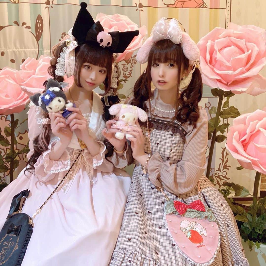 伊藤芽衣のインスタグラム：「サンリオキャラクターズ  ガーデンカフェさま🎀に  @gardencafe_ps  ⁡ お邪魔したときの♡ ⁡ めいちは マイメロちゃん💖 ⁡ 咲姫ちゃんは クロミちゃん🖤コーデで 行きました🫶 ⁡ #サンリオ　 #ピクニック　 #ハイティー #アフタヌーンティー　 #ガーデンカフェ　 #サンリオコラボカフェ #sanrio  #上野カフェ #推し活カフェ」
