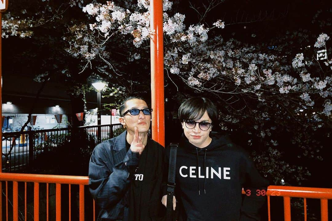 中島健人さんのインスタグラム写真 - (中島健人Instagram)「友人とおかわり夜桜。  #誕生日プレゼントを #ここで受け取りました #サングラスでした #すでにかけてましたけど #もらったサングラスに付け替えました #渡し方がイケメン #桜みながらサングラスな二人 #重岡ごめん #二人で行っちゃったわ #そんな3月も今日で終わりです #ありがとう3月  #岩本照 氏」3月31日 18時21分 - kento.nakajima_313