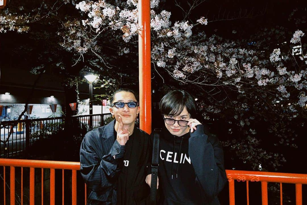 中島健人さんのインスタグラム写真 - (中島健人Instagram)「友人とおかわり夜桜。  #誕生日プレゼントを #ここで受け取りました #サングラスでした #すでにかけてましたけど #もらったサングラスに付け替えました #渡し方がイケメン #桜みながらサングラスな二人 #重岡ごめん #二人で行っちゃったわ #そんな3月も今日で終わりです #ありがとう3月  #岩本照 氏」3月31日 18時21分 - kento.nakajima_313