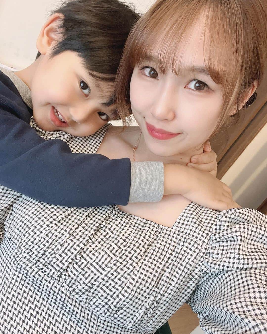 佐藤夏希のインスタグラム：「ポカポカあったかい1日でした🌸 そんな日におろした @celford_official のワンピースがとっても可愛くて一日中ルンルンだった🥹💕かわいい♡  今日はかいちゃんが保育園最後の日で すばるんと一緒にお迎えまでの時間デートしてました！💕 一緒にランチをして楽しかった♡ 『ねぇ、大きくなっても一緒にご飯いける？😂いつかママと食べたくないって言われちゃうかなぁ〜？』といったら 『あと100回は一緒に食べにいってあげるよ』と言われたよ😂  100回か…😆多いの？少ないの？笑  今日お迎えに行ったらもう最後だ…と思うと寂しくてね😭すばるんと一緒に遊んでいたら気が紛れました😙  でもやっぱりお迎えの時は先生たちに感謝の気持ちを伝えてたら涙が止まらなくなって😭💧 本当に素晴らしい保育園だったの😭先生達もみんな優しくて😭 紅ちゃん生まれる直前に入園したからすごくフォローもしてくださって🥲色々と大変だった時期だったから保育園があったから乗り越えれたんだと思うと、もぅ、、、想いが溢れてきてしまって😭 いつでも遊びに来てくださいねって言ってくださったので、さらに成長したかいちゃんを見せれたら良いなぁ🥹❤️  出会いと別れの季節…🌸 また素晴らしい出会いが訪れますように🍀  #女の子ママ#ママスタグラム#mama#mamastagram#mamanoko#ママリ#成長記録#ママカメラ  #3児ママ#兄妹#ベビスタグラム#赤ちゃんコーデ #우리애기#男の子ママ#兄妹ママ #産後#産後ママ#産後ダイエット#妹が大好きな兄#末っ子長女」