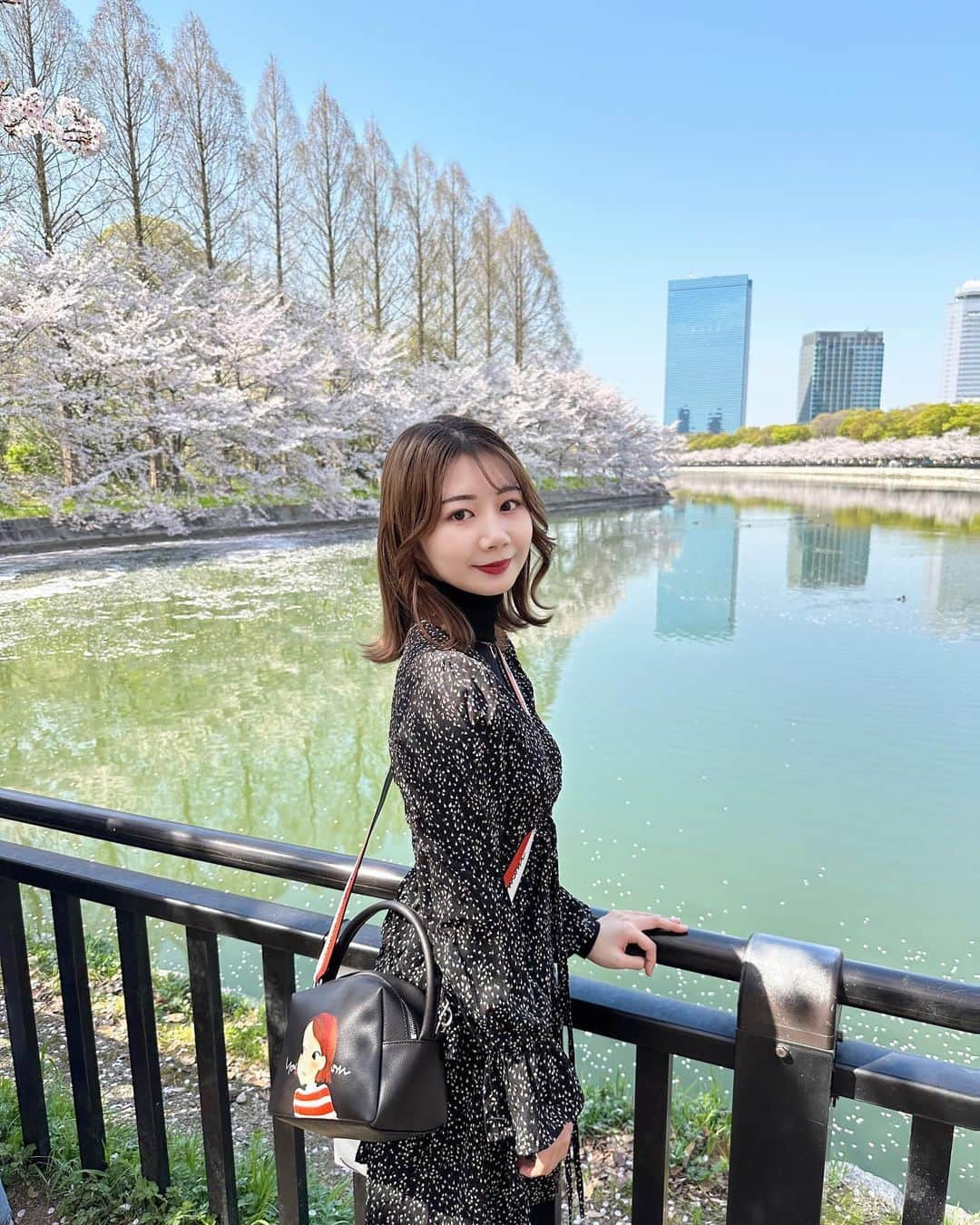 山口莉央のインスタグラム：「お花見さんぽ🌸  📍大阪城公園  大阪城公園でお花見をしました✨日差しも気持ちよく、川に浮かんだ桜の花びらがとても綺麗でした🌸   #大阪城公園 #大阪城公園カフェ #お花見 #関西お花見 #桜 #桜スポット #公園コーデ #大阪#関西被写体 #イエベ春 #ミディアムヘア #portrait #ポートレート #被写体モデル #骨格ウェーブ #関西サロモ #関西サロンモデル #サロモ #サロモ関西 #サロンモデル関西 #サロンモデル #サロンモデル大阪」