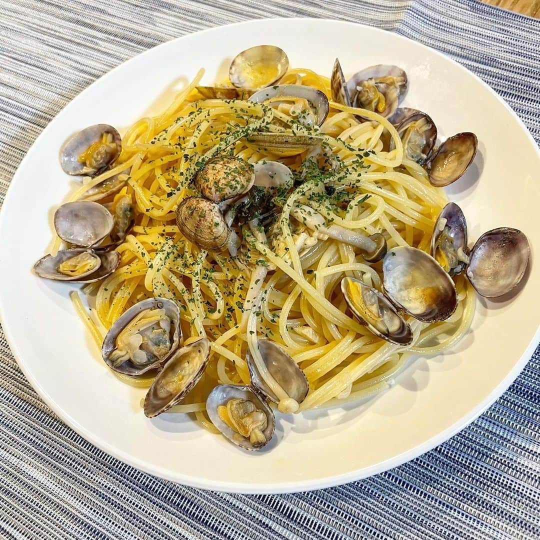 シュネルさんのインスタグラム写真 - (シュネルInstagram)「『ボンゴレビアンコ』  材料 パスタ一人前 アサリ100g えのき、しめじ残り物適量 ニンニク一欠片 白ワイン40ml 唐辛子 塩 オリーブオイル30ml  1.アサリの砂をとる。 砂のとり方👇 https://mi-journey.jp/foodie/56902/  2.フライパンに白ワインとアサリをいれて開くまで火を通したら一旦別皿に移す  3.パスタを茹でる  4.フライパンにオリーブオイル、刻みニンニク、タネを取った唐辛子を入れて香りを出す  5.1分ほどパスタを早くあげてフライパンに入れて塩加減を調整しながらあさりも足して混ぜる  6.盛り付けたらパセリをかけて完成。  #food #料理 #レシピ #おうちごはん #パスタ #ボンゴレビアンコ #シュネルキッチン」3月31日 18時28分 - schnell_solidemo