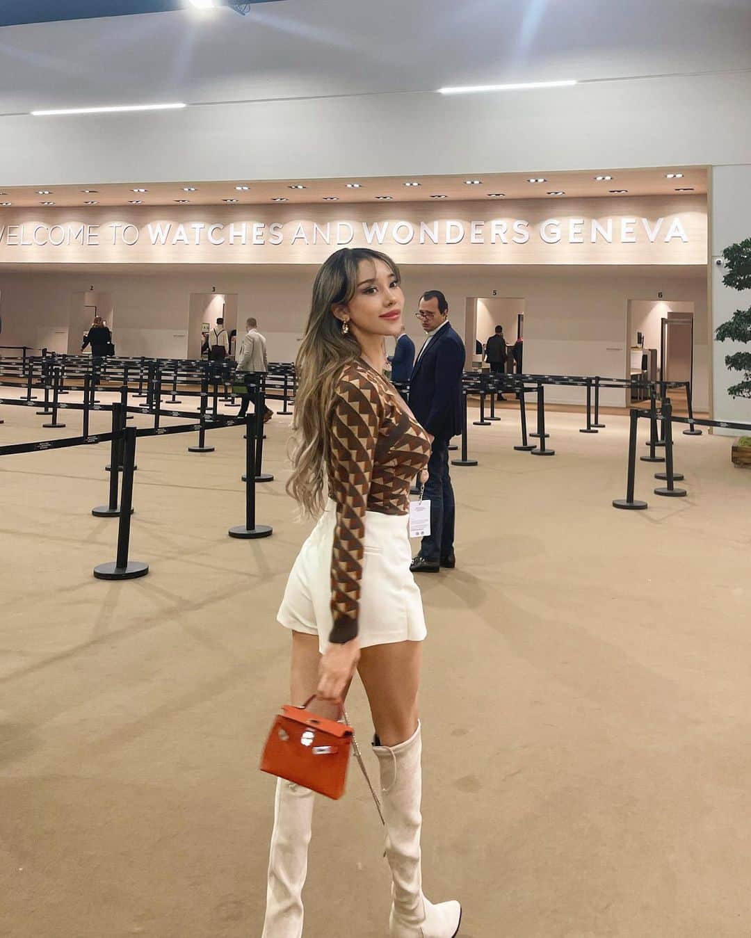 のインスタグラム：「My first time attending a watch exhibition @watchesandwonders in Geneva 🤍  トップの時計ブランドが集まる展覧会にご招待頂きジュネーブへやってきました🥰時計が大好きなので終始大興奮🥹 特にパテックフィリップの方々にはブース内にも招待頂き数々の新しいモデルを拝見できて幸せでした☺️  這次受邀來到以頂級名錶聞名的日內瓦錶展🥰我平時就喜歡欣賞手錶、這趟旅程真的從頭到尾都讓我超興奮的🥹 特別感謝永新鐘錶跟百達翡麗 （Patek Philippe ）招到待我到包廂內欣賞了許多新品、真的超開心☺️  #PP5180 #PP5316 #PP5374 #watchesandwonders」