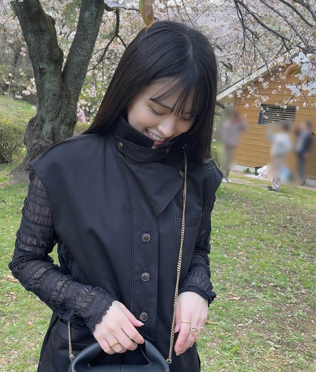 大園桃子さんのインスタグラム写真 - (大園桃子Instagram)「⁡  今週もお疲れ様でした🌳🌙 ⁡ 4月2日販売のジレはblackとbeigeの 2色展開になっております。 襟が3wayになるよう試行錯誤し可愛いitemが 完成しました、、！ ⁡ 今日は何を食べるかもう決めています〜🍽 ⁡ ⁡」3月31日 19時30分 - o.momoko_official
