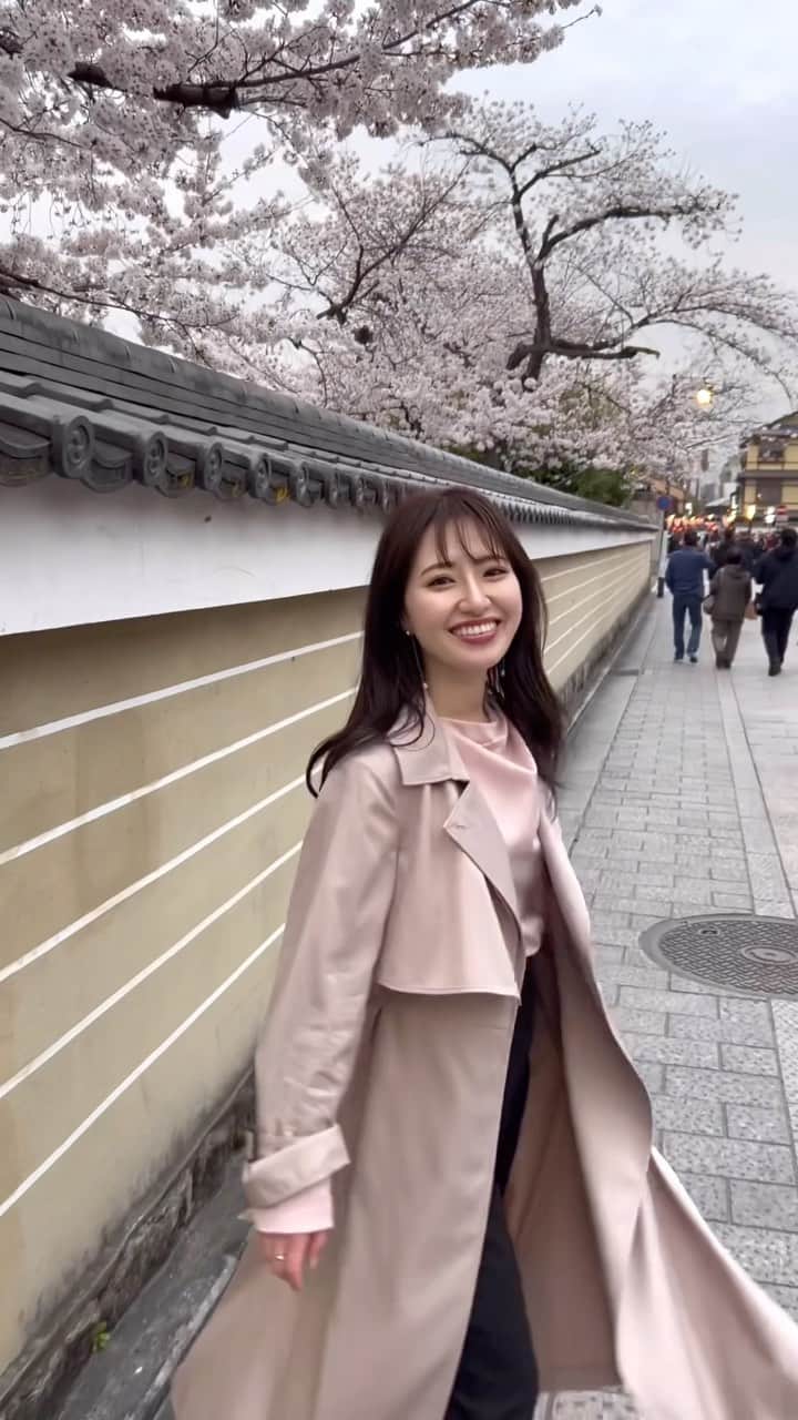 のインスタグラム：「桜散ってほしくないな。🌸  #スターダスト #伊藤彩華 #トレンチコート #jillbyjillstuart #zara #清水寺 #大人可愛い #旅行コーデ #155cmコーデ #春カラー #春コーデ #骨格ウェーブ #桜 #京都 #京都観光 #デートコーデ #fashion #kyoto #spring #데일리 #일상 #데이트」