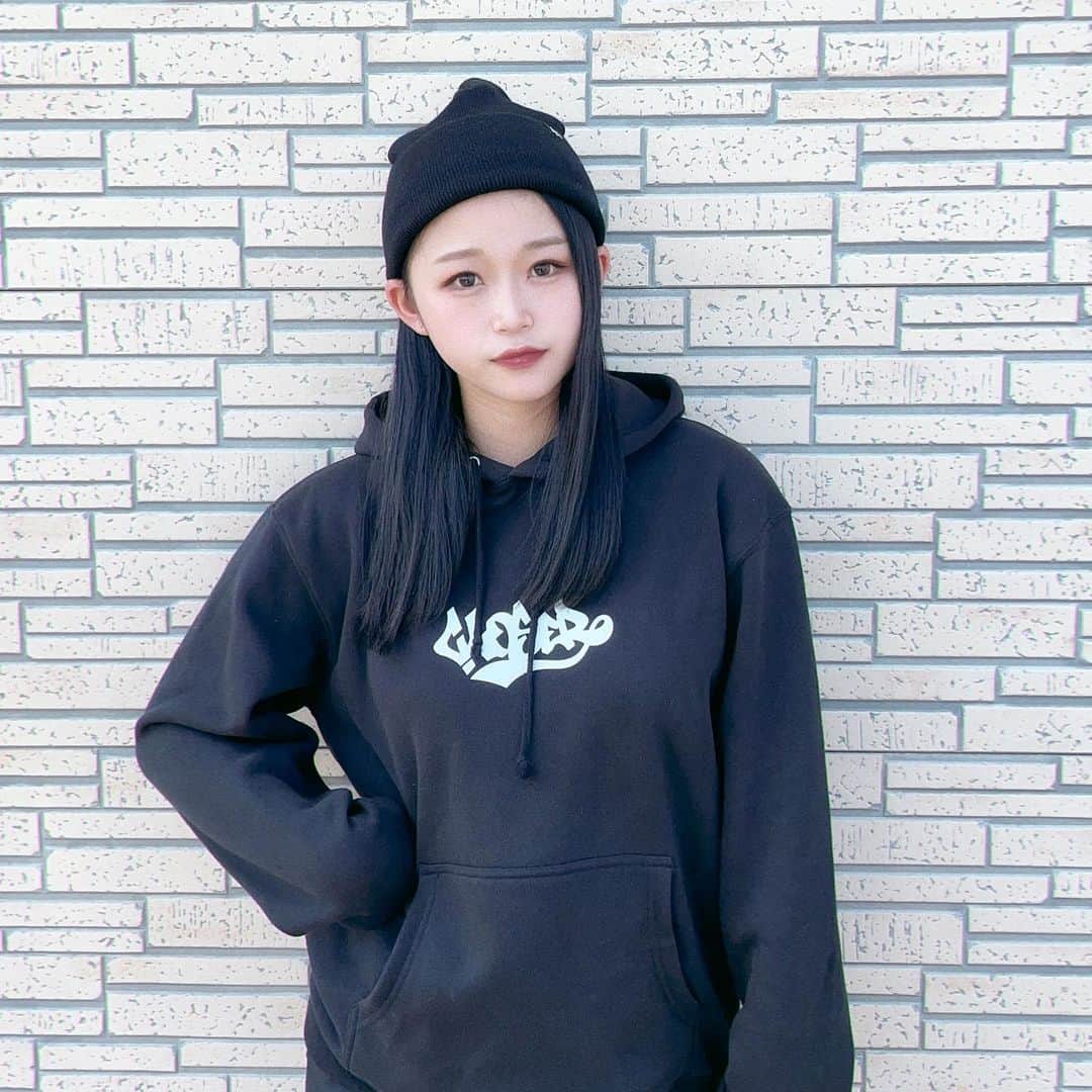 野球girlのインスタグラム：「@closer_jp 【closer】  パーカーとニット帽作ったよ❤️‍🔥 黒のスウェットズボンとかカーゴパンツとかと合わせると超かわいい‼︎  ニット帽もパーカーも色豊富で 好きな組み合わせ探してみてね〜💓」