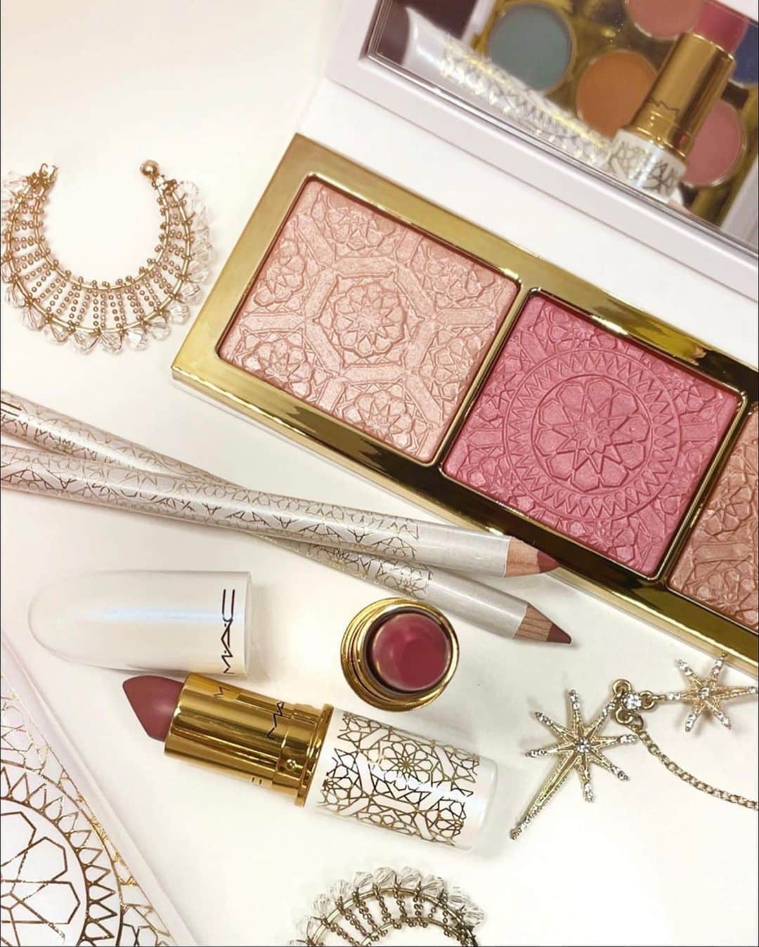 M∙A∙C Cosmetics Japanのインスタグラム：「＼本日オンライン先行発売！／ #春メイク にぴったりの限定カラーコレクション 【M･A･C パール エッセンス】が登場🐚🫧 金色に輝く砂漠を思わせるゴールドやブラウン、グリーンやブリックオレンジなどの鮮やかなコレクションをチェック！明日の全国発売をお楽しみに💓  ✨エクストラ ディメンション トリオ: パールエッセンス（限定1種） ✨リップスティック（全4色、うち限定3色） ✨リップ ペンシル（全４色） ✨アイシャドウ × 12: パールエッセンス（限定1種） ✨M·A·C カラー エクセス ジェル ペンシル（全3色） ✨M·A·C スタック マスカラ: ブラック スタック ✨#239SES / 286SES デュアルエンディッド ブラシ ✨フィックス+ オリジナル  Regram from @no3l.oooh #MACPEARLESCENCE #MACパールエッセンス #MACコスメ #限定コスメ #新作コスメ」