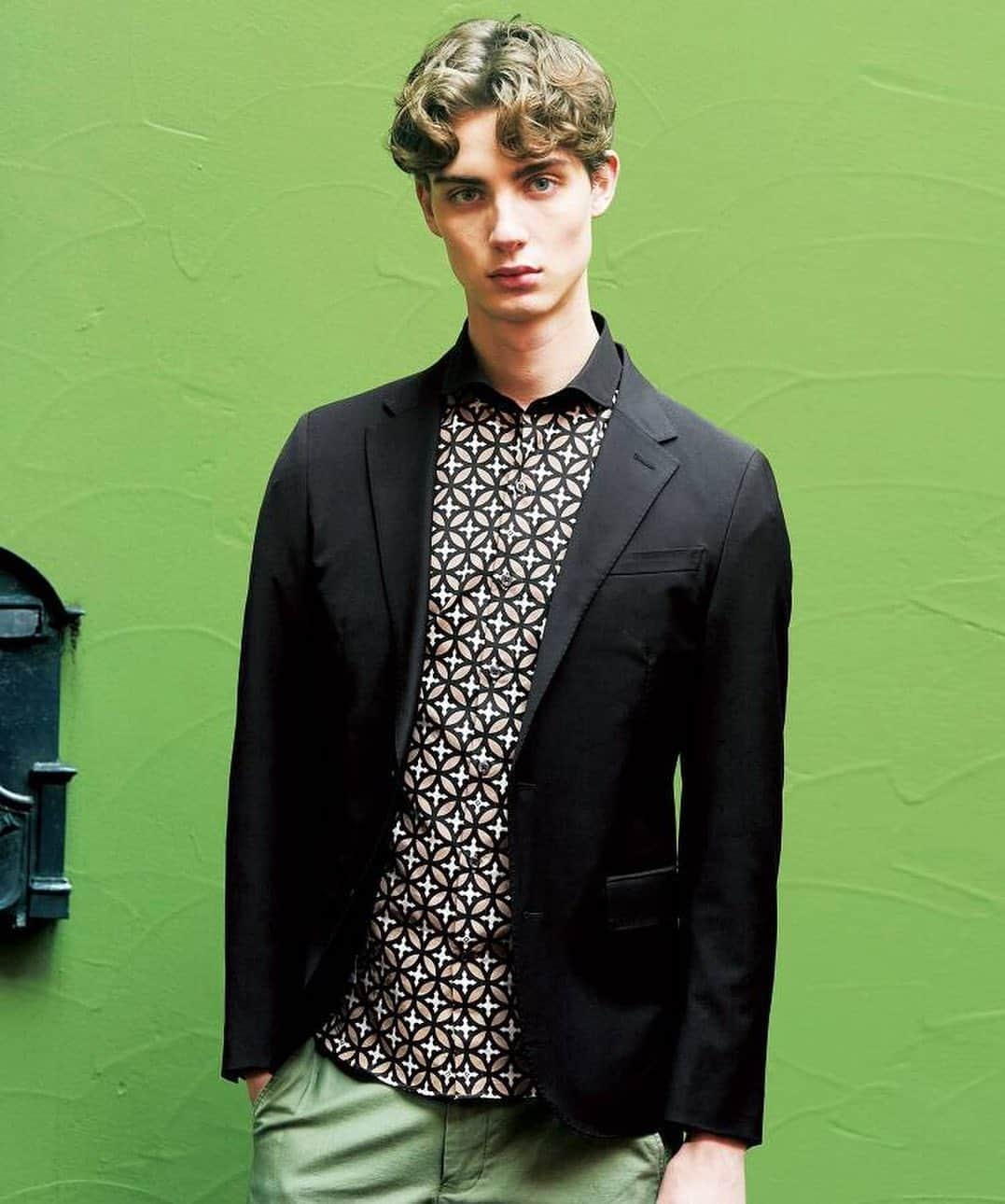 DRESSTERIOR_MEN_ドレステリアのインスタグラム：「.  ウール×ポリエステル生地を使用した「上品な見た目」と接触冷感・消臭機能の「嬉しい機能」を兼ね備えたセットアップ。  これからの時期におすすめです！  🏷 クールタッチストレッチSET UPジャケット ¥42,900(税込)  🏷 クールタッチストレッチSET UPパンツ ¥19,800(税込)  #dressterior #ドレステリア ⁡ ⁡ ⁡  ⁡ ⁡ ⁡ ⁡ ------------------------------------------- ⁡ ▪️dressteriorオフィシャルアカウント @dressterior_official ⁡ ▪️メンズ用アカウント @dressterior_men」