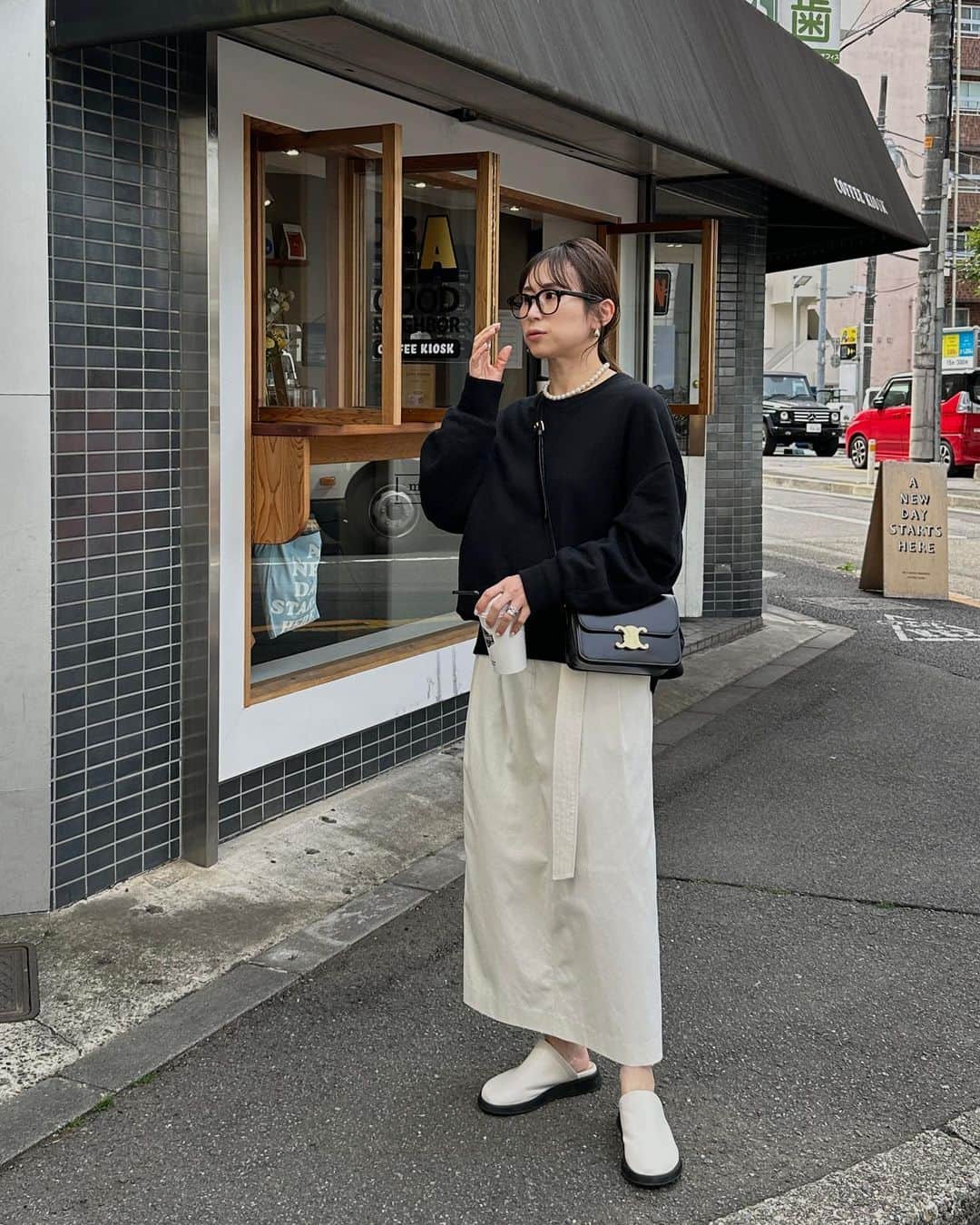 のインスタグラム：「・ ・ スギ花粉落ち着いたと思ったら今度はヒノキ花粉？ くしゃみばっかしてる🤧 でも過ごしやすい気温はうれしい🌸 ・ tops: #nae_volumesleevepullover skirt:🆕 #nae_tackbeltskirt shoes: #nae_comfortsandal bag: #celine ・ POPUPで人気だったスカート◡̈ 4/5(wed)販売です🫶🏻 ・ ・ #coordinate#ootd#nae_153cm #monotone#celinebag#153cm #153cmコーデ#大人カジュアル #スカートコーデ#低身長コーデ」