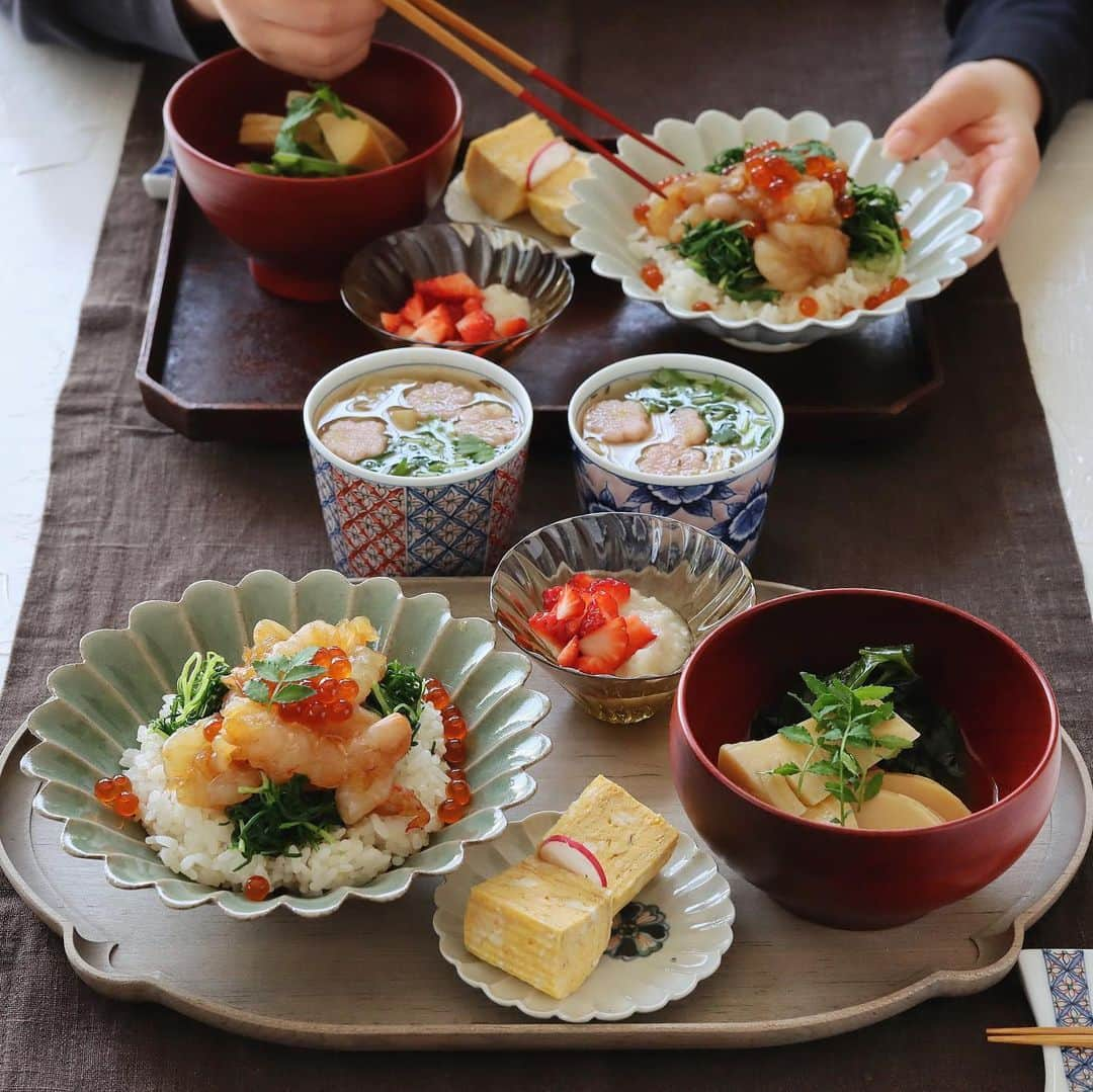 のん ◡̈*のインスタグラム：「春休み中の下の子達のお昼ごはんです。 ・ ・ ◎生海老の漬けといくら丼 柚子胡椒風味の海老の漬け/自家製いくら/おかひじき ・ ◎若竹煮/京都産朝掘りたけのこ ・ ◎お味噌汁/ささがきごぼう、アカモク、薄揚げ、湯葉、花麩、三つ葉 ・ ◎だし巻き卵 ・ ◎甘麹いちご ・ ・ 楽しみにしていたたけのこシーズンの到来🌸 京都の産直で朝堀りたけのこを買ってきて 早速若竹煮を作りました✨ たけのこってどうやって食べても美味しいけど、 この調理法が1番好き😆 新調した息子の汁椀に盛り付けたら すごく素敵😊 ・ そして、海老乃家さんからいただいた『 天然むき海老』で、 柚子胡椒風味の漬け丼を作りました♪ さっと茹でたシャキシャキのおかひじきと、 プチプチの自家製いくらと、甘くてぷりっとした生海老の 三重奏は贅沢で幸せの味でした🥰  海老乃家さんの海老は、頭、殻、背わたが処理済みなので 流水解凍するだけですぐにお料理に使えるのが便利です✨ 生でも加熱料理でも、どちらにも使えて 冷凍庫に入っていると重宝しそうです🦐 詳しくは海老乃家さんの公式ページも ご覧になってみてくださいね😊 ▶︎▶︎▶︎ @ebinoya_official @hiroaki_senda  ・ ・ <天然海老の漬け丼の作り方> 1.冷凍海老は袋のまま流水にあて解凍する。 2.キッチンペーパーで水分をおさえてからタレに30分ほど漬ける。 タレは(酒、みりん、薄口醤油、濃口醤油を火にかけ冷ましたもの) 3.食べる直前に2に柚子胡椒を加えて混ぜ合わせ ごはんの上に盛り付けます。 ・ ・ ・ 今夜は小学校時代の同級生と食事に行ってきます♪ 大阪城の近くなので桜が見れるといいな〜🌸 今週もお疲れ様でした😊良い週末を🌸 ・ ・ ・ ・ #丁寧な暮らし #心はぐくむごはん #おうちごはん #和食 #定食 #家庭料理 #和食器 #うつわ #器 #心和庵 #中里博彦 #中里博恒  #公長齋小菅 #盛り付け #若竹煮 #筍 #海鮮丼 #てづくりごはん365 #washoku #igersjp #instafood #お取り寄せ #海老乃家 #ebinoya」