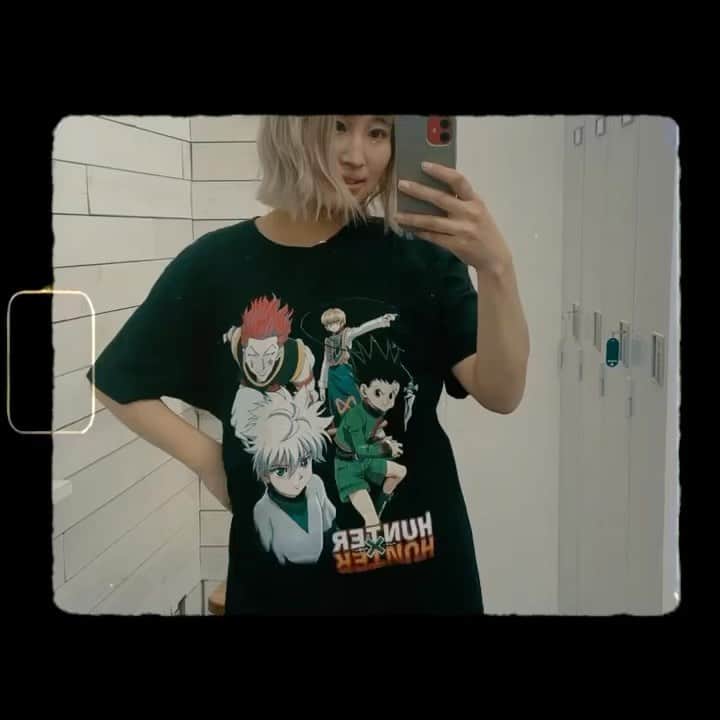 大貫みくのインスタグラム：「プリントはもちろんなんだけど めちゃめちゃに着心地が良くてお気に入りのTシャツ！ 昨日、ふぉるての楽器練習の後に ジム行ってきました！ 強くなれそうな気がしたので これ着てトレーニングがんばってきた💪🏻  「フォーム」「テンポ」「ガッツ」 の三つが大事って言われて ドラムと一緒だなぁなんて考えてました！ 昨日のトレーナーさん(しろーさん) 時間内のトレーニング指導はもちろんだけど この動作なら家でもできるよとか 肩凝りの仕組みとかを教えてくれて もっともっと頑張りたい気持ちになった！ 体作りモチベあがりました！ (過去一キツかったけど！笑)  スクワットはだいぶ慣れてきたけど ベンチプレスとデットはまだまだだなぁ…！  #JOHNNYSTYLE #五反田パーソナルジム #基礎代謝アップ #新陳代謝アップ #ターンオーバー促進」