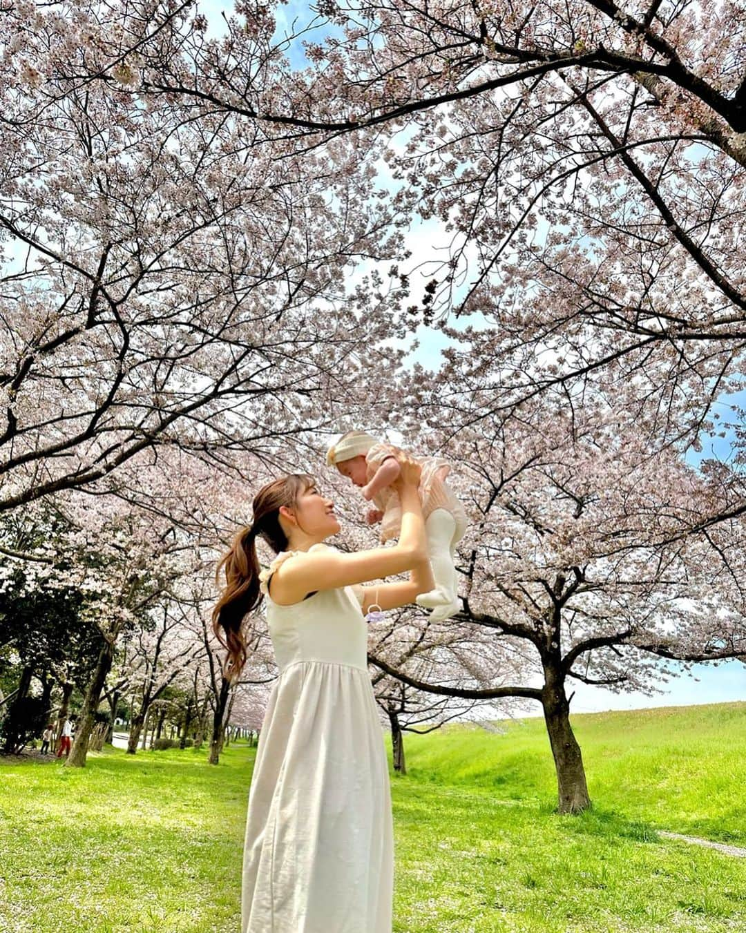 美波千夏さんのインスタグラム写真 - (美波千夏Instagram)「. えまち初めての桜🌸 綺麗だったね✨✨  色んな初めて嬉しいね☺️💓  .  .  #赤ちゃん #生後4ヶ月 #生後4ヵ月 #女の子ママ　 #赤ちゃん動画　 #令和4年ベビー  #令和4年11月ベビー  #五黄の寅 #五黄の寅ベビー　 #baby #babygirl  #mybaby  #桜 #桜満開 #桜前線 #sakura #cherryblossom  #cherryblossoms」3月31日 18時38分 - chinatsu_minami