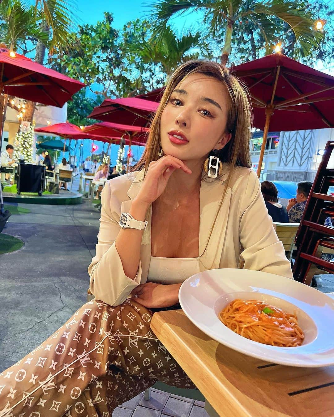 濱野りれさんのインスタグラム写真 - (濱野りれInstagram)「"Arancino Di Mare" in Kalakaua ave. Speaking italian in Hawaii, Arancino🔥 Let's start Gluten partyyyy🤩  "Arancino Di Mare" ハワイのイタリアンといったらここ 日本語メニューもあってここは日本？ってくらい日本人が多いです👍予約は当日では取れないので早めの予約をお勧めします🇮🇹  #arancino #arancinodimare #kalakaua #kalakauaave #waikikieats #hawaii #honolulu #hawaiieats #honolulueats #honolulufoodies #hawaiifoodie #hawaiifood #hawaiifoodies #oahueats #hawaiilife #hawaiistagram #hm #handm #louisvuitton #アランチーノ #アランチーノディマーレ #ハワイ #ホノルル #ハワイグルメ #ワイキキ #ハワイレストラン」3月31日 18時38分 - riregram