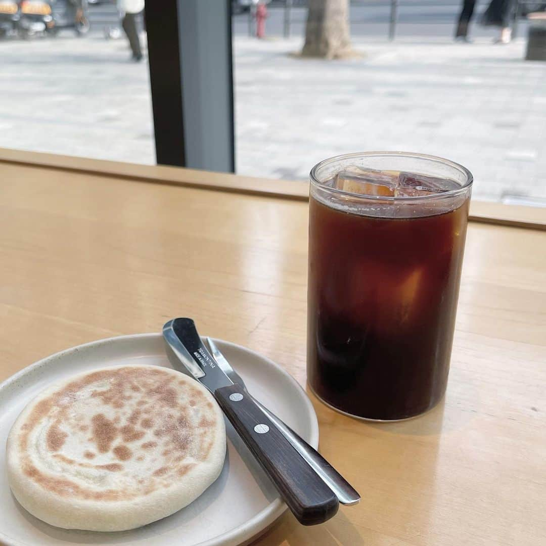 HIMARIさんのインスタグラム写真 - (HIMARIInstagram)「韓国の @bluebottlekorea には フードにホットクがあります🍯   中には黒蜜とナッツがたくさん入ってて 屋台と違って油っぽくなくて コーヒーに合う最高のお供🥹🫶🏻 . . . #bluebottlecoffee #bluebottle #ブルーボトル#韓国カフェ」3月31日 18時39分 - himari0827