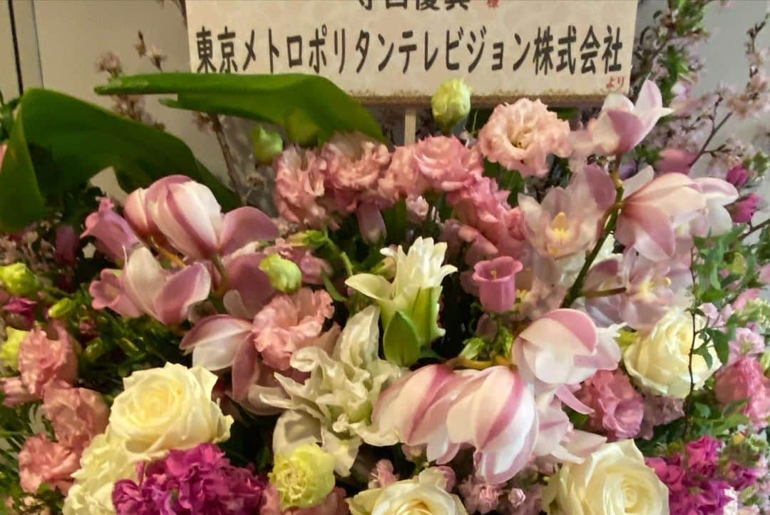 寺西優真さんのインスタグラム写真 - (寺西優真Instagram)「3月30日にコットンクラブで、僕のデビュー５周年のライブでした！  たくさんのみなさんにきていただき、うれしかったです^_^ ありがとうございます！  長谷直美さん 松平直子さん ジョニー徳田さんが ステージを盛り上げてくださり  ７月放送のBSフジ 連ドラ「アイドルだった俺が、配達員になった。」で共演のさとう珠緒さん、 映画「SPELL」の主題歌を作曲してくださった恩師 マシコタツロウさんも 駆けつけてくれて すごくうれしかったです！  こんな素晴らしいステージを用意してくれた寺西社長、音楽監督の野口さん。 撮影の橋本さん、ヘアメイクの秋山さん ありがとうございます。  デビュー曲から最新曲まで 大切な歌の数々 これからも大切に歌い継ぎます。  そして、4月21日公開の 映画「占いゲーム」  4月22日 MOVIX堺 4月23日 MOVIX三好 4月25日 MOVIX亀有  舞台挨拶が決定しました！  公式サイトで時間 チェックしてね^_^ 待ってます！  https://uranaigame.com/  #寺西優真  #寺西一浩  #コットンクラブ  #デビュー  #ドラマ  #アイドル配達員  #5周年  #占いゲーム  #movix  #堺  #三好  #亀有  #映画」3月31日 18時39分 - yuma.teranishi
