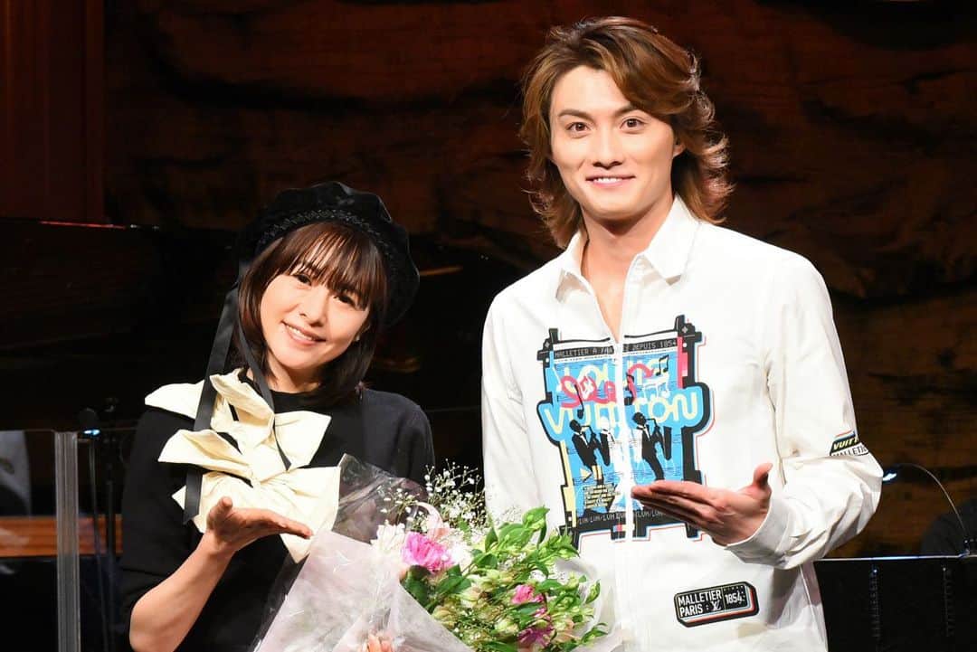 寺西優真さんのインスタグラム写真 - (寺西優真Instagram)「3月30日にコットンクラブで、僕のデビュー５周年のライブでした！  たくさんのみなさんにきていただき、うれしかったです^_^ ありがとうございます！  長谷直美さん 松平直子さん ジョニー徳田さんが ステージを盛り上げてくださり  ７月放送のBSフジ 連ドラ「アイドルだった俺が、配達員になった。」で共演のさとう珠緒さん、 映画「SPELL」の主題歌を作曲してくださった恩師 マシコタツロウさんも 駆けつけてくれて すごくうれしかったです！  こんな素晴らしいステージを用意してくれた寺西社長、音楽監督の野口さん。 撮影の橋本さん、ヘアメイクの秋山さん ありがとうございます。  デビュー曲から最新曲まで 大切な歌の数々 これからも大切に歌い継ぎます。  そして、4月21日公開の 映画「占いゲーム」  4月22日 MOVIX堺 4月23日 MOVIX三好 4月25日 MOVIX亀有  舞台挨拶が決定しました！  公式サイトで時間 チェックしてね^_^ 待ってます！  https://uranaigame.com/  #寺西優真  #寺西一浩  #コットンクラブ  #デビュー  #ドラマ  #アイドル配達員  #5周年  #占いゲーム  #movix  #堺  #三好  #亀有  #映画」3月31日 18時39分 - yuma.teranishi