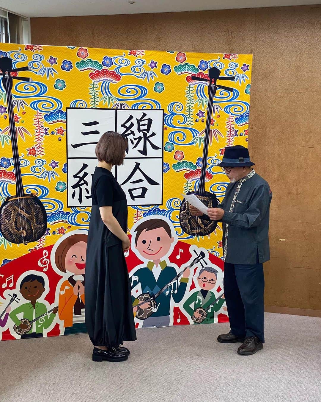 蜷川べにのインスタグラム：「たる募金第4弾プロジェクト。 沖縄復帰50年が経ちまして今一度沖縄の伝統文化、音楽を更に盛り上げて行くお手伝いが出来ないかということで、サポートをさせて頂きました。 私たちの活動をサポートして下さっている、職人さんの高齢化。 買い手の減少など難しい現状の中、広い世代の方々に日本の和の文化に今一度興味を持ってもらえるよう、私たち和楽器バンドが橋渡しになればと思っております。 今回は沖縄県庁にて記者会見を行い、 たる募金の今までの経緯、ご説明。 そして宜保先生との、三線と三味線のコラボ演奏をさせて頂きました。ありがとうございます！！ 沖縄の素晴らしい文化、音楽が更に盛り上がる事を祈って。」