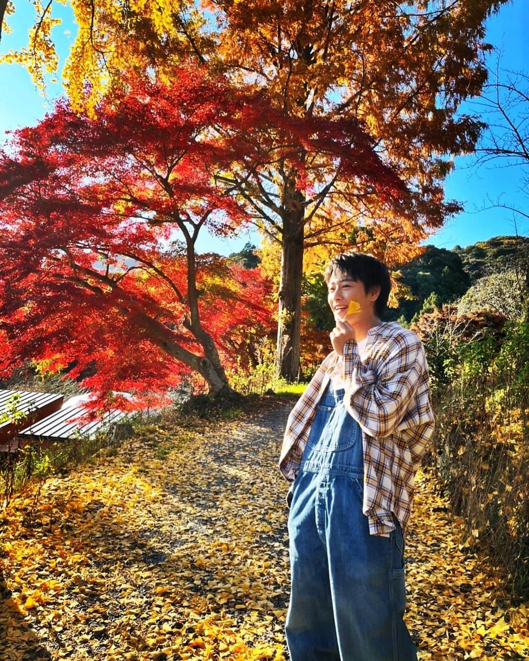猪野広樹のインスタグラム：「カレンダー発売しました…！お手元に届いた方々、楽しんでいただければ幸いです！　オフショット載せられるだけ載せていきます…！！  2023年度もどうぞよろしくお願いします！」