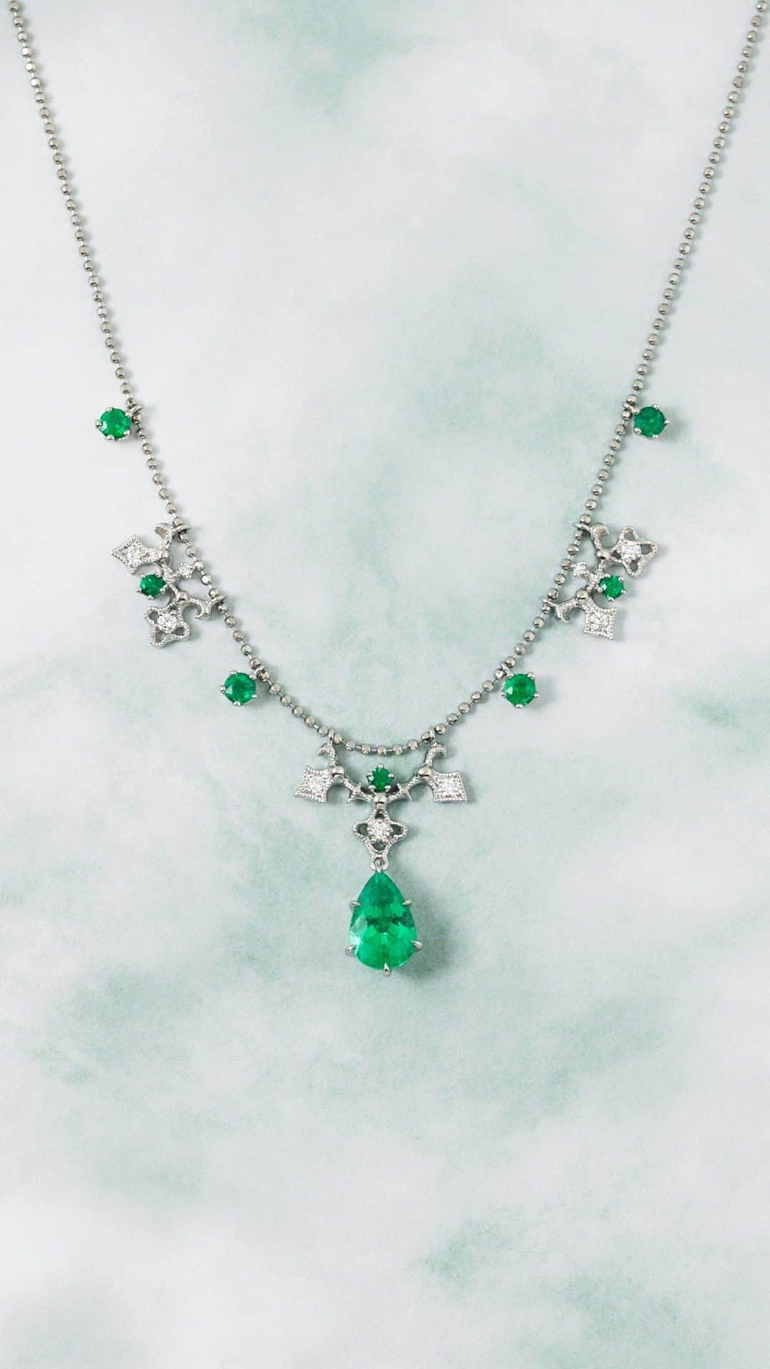 のインスタグラム：「【Emerald Jewelry】 女王クレオパトラもこよなく愛したという類稀な緑色。エメラルドは美しさと儚さを合わせ持った、繊細な宝石です。石言葉は「幸運」「幸福」。夫婦の愛や幸せをもたらす石としても伝えられ、55周年の結婚記念日「翠玉婚」の贈り物としても知られています。   春の息吹のようなエメラルドグリーンの色彩は、自然な美しさを引き出し、肌を明るく演出してくれます。   大粒ペアシェイプのエメラルドを贅沢にあしらったこちらのエメラルドネックレスは、3/31(金)にリニューアルオープンしましたAbHerï銀座店(＊2階から4階へ移転いたしました。)にてご覧いただけます。1点ものとなりますので、どうぞお早めにご覧くださいませ。   皆様のご来店を心よりお待ち申し上げております。 　 　 　 ■Emerald Necklace (one of a kind) Design №：1255E Details：PT, Emerald, Diamond ￥891,000 (tax included) 　 　 　 ▶在庫状況については銀座店へお問合せください。   ▶︎オフィシャルサイト、オンラインショップは @abheri_official のリンク先abheri.comよりご覧ください。 　　 　 　 #abheri #abherï #アベリ #ジュエリー #ファインジュエリー #ネックレス #カラーストーン #カラーストーンジュエリー #カラーストーンネックレス #エメラルド #エメラルドジュエリー #エメラルドネックレス #ダイヤモンドジュエリー #ダイヤモンドネックレス #ジュエリー好き #ご褒美ジュエリー #お守りジュエリー #記念日ジュエリー #ジュエリーブランド #ジュエリーショップ #リニューアルオープン #ギンザシックス #銀座 #jewelry #emeraldnecklace #gemstonenecklace #necklace #ginza #ginzasix #japanbrand」