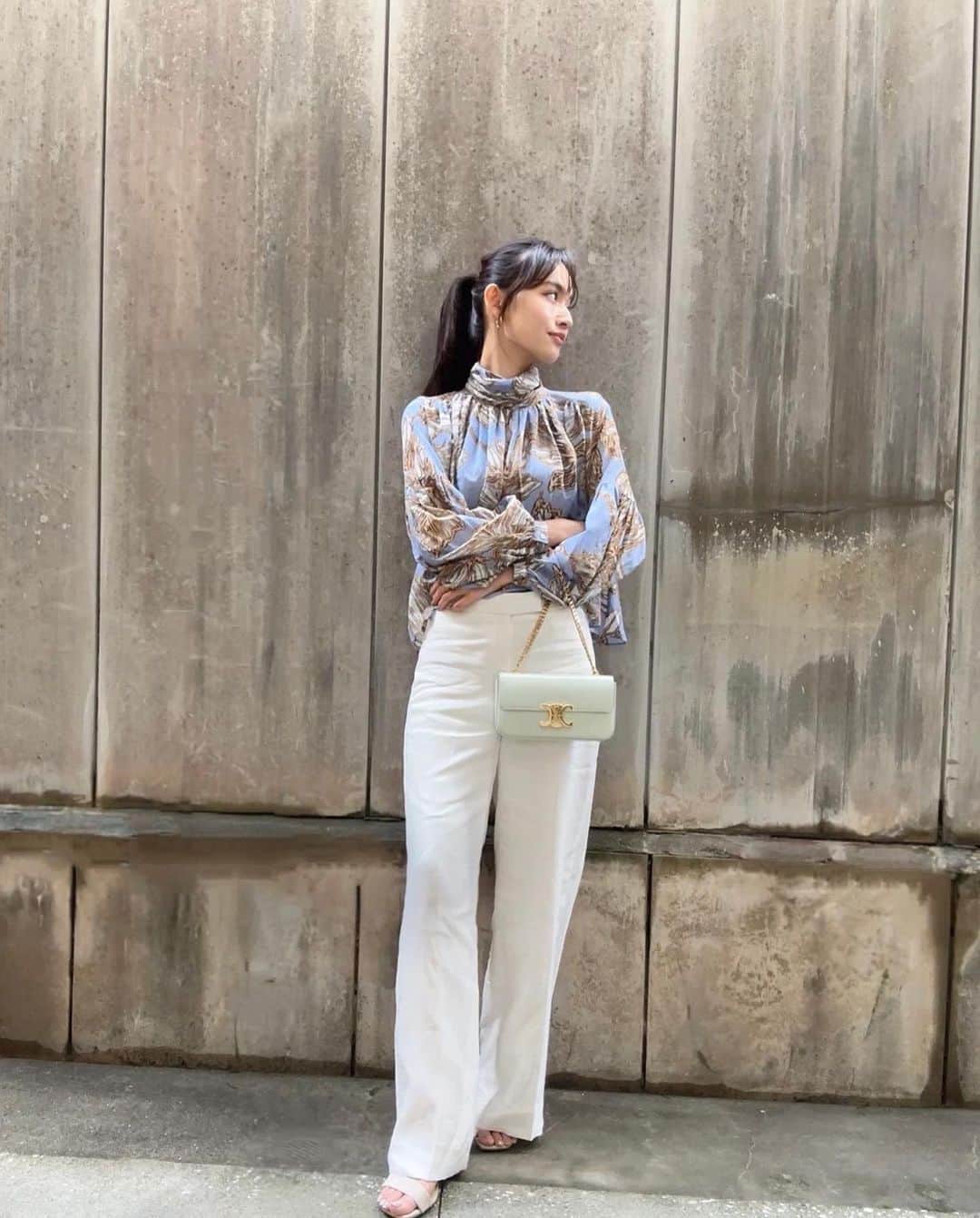 shihori.kathleenのインスタグラム：「水色と白で爽やかさ感じる春服🤍🐚🐋🩴✨  ブラウスは上質なシルク混で 抜群の着心地🪷🫶🏻  珍しく耳上ポニーテールで 🤭  #br_ad#TheBRLook#バナナリパブリック#バナリパ」