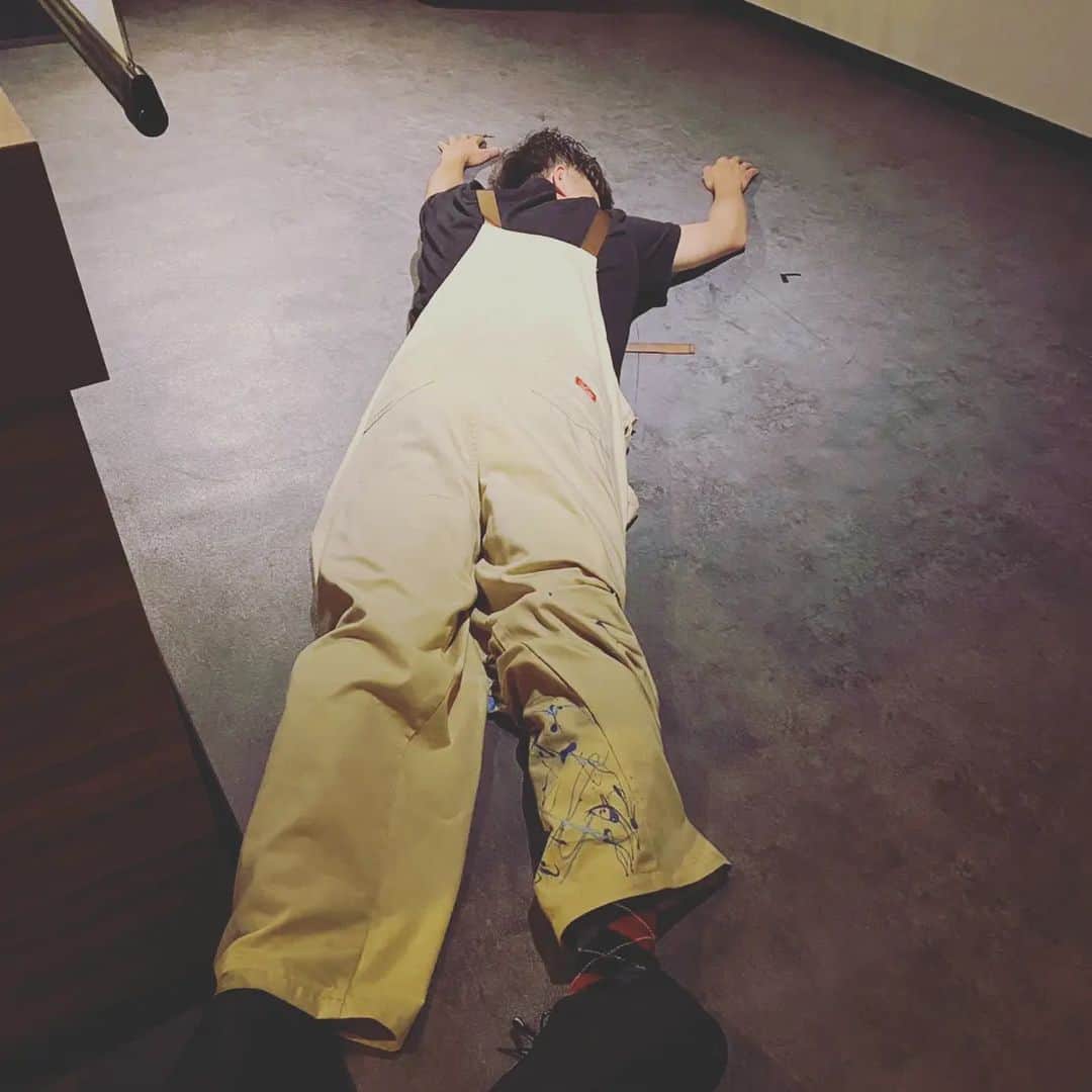 中村昌也のインスタグラム：「192センチって、こんな長かったけ。笑 時には潰れて寝てしまう日も… 反省です❕ 本日も営業しております❕ 宮古島市平良字下里646-2 バロックビル6階 #宮古島 #沖縄 #宮古島バー #miyakojima #miyakojimabar #バーイズ #イズ #baris #is #newopen #居酒屋 #海 #beach #japan #中村昌也」