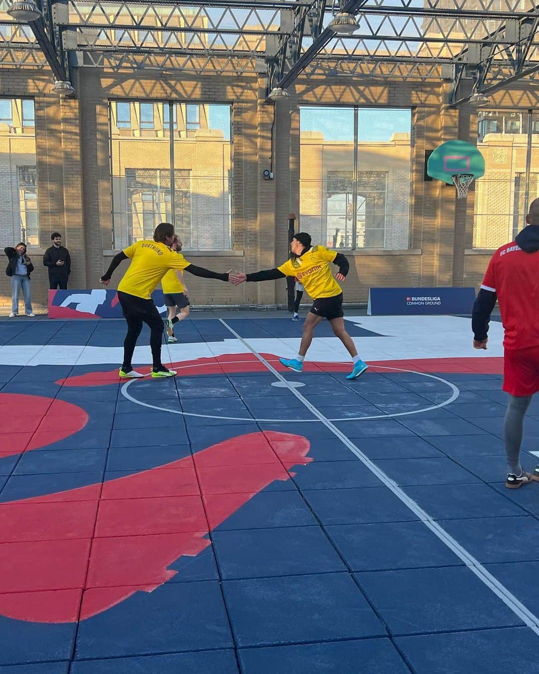 ローマン・ヴァイデンフェラーさんのインスタグラム写真 - (ローマン・ヴァイデンフェラーInstagram)「Bereit für den Bundesliga Klassiker? Bayern München vs Borussia Dortmund  Samstag, 18.30 Uhr  #DerKlassiker #Bundesliga @bundesliga @bvb09 @fcbayern」3月31日 18時49分 - romanweidenfeller