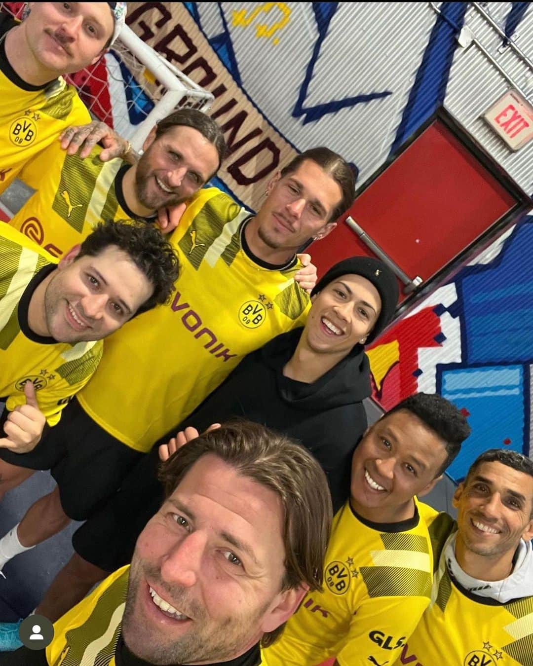 ローマン・ヴァイデンフェラーさんのインスタグラム写真 - (ローマン・ヴァイデンフェラーInstagram)「Bereit für den Bundesliga Klassiker? Bayern München vs Borussia Dortmund  Samstag, 18.30 Uhr  #DerKlassiker #Bundesliga @bundesliga @bvb09 @fcbayern」3月31日 18時49分 - romanweidenfeller