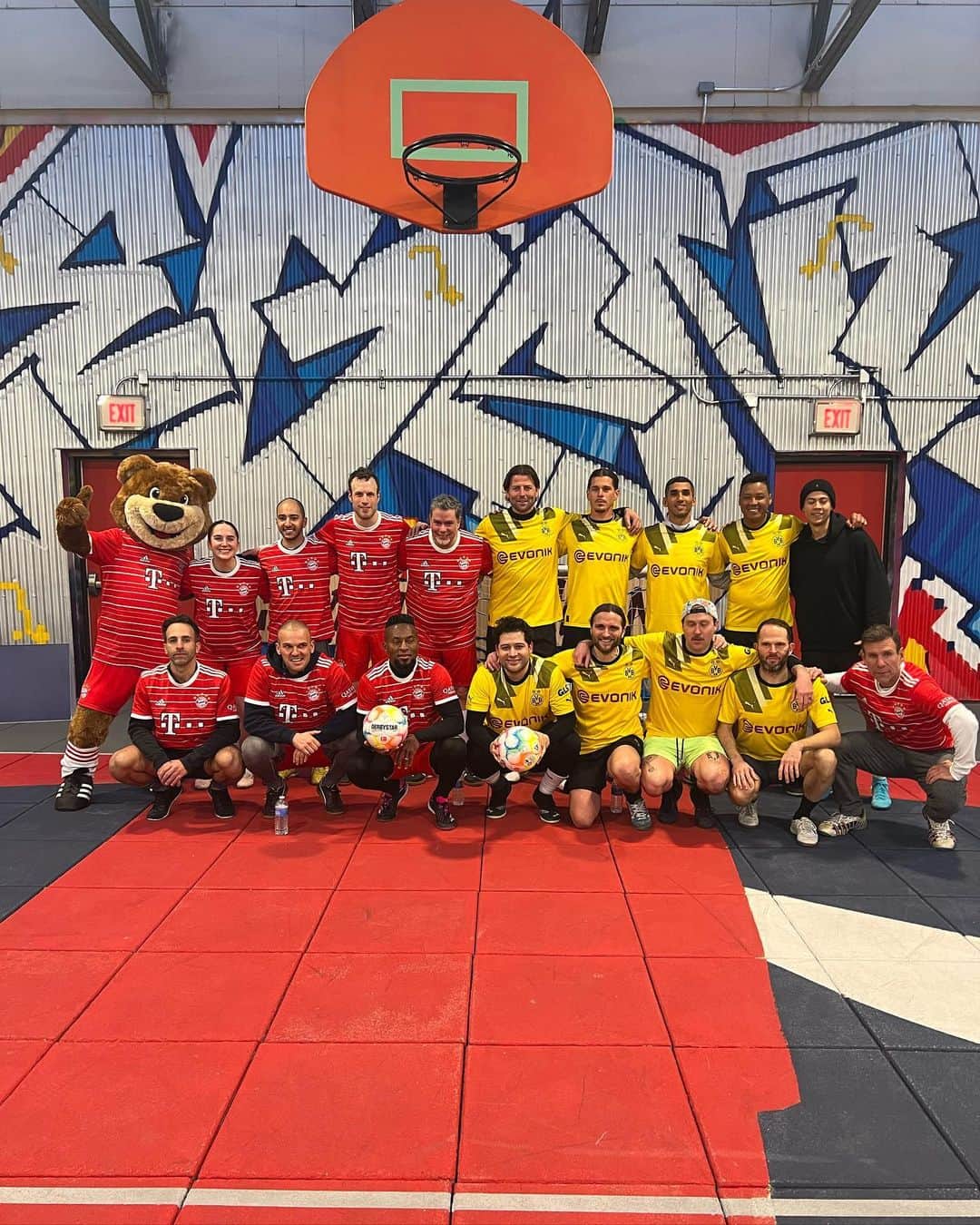 ローマン・ヴァイデンフェラーさんのインスタグラム写真 - (ローマン・ヴァイデンフェラーInstagram)「Bereit für den Bundesliga Klassiker? Bayern München vs Borussia Dortmund  Samstag, 18.30 Uhr  #DerKlassiker #Bundesliga @bundesliga @bvb09 @fcbayern」3月31日 18時49分 - romanweidenfeller