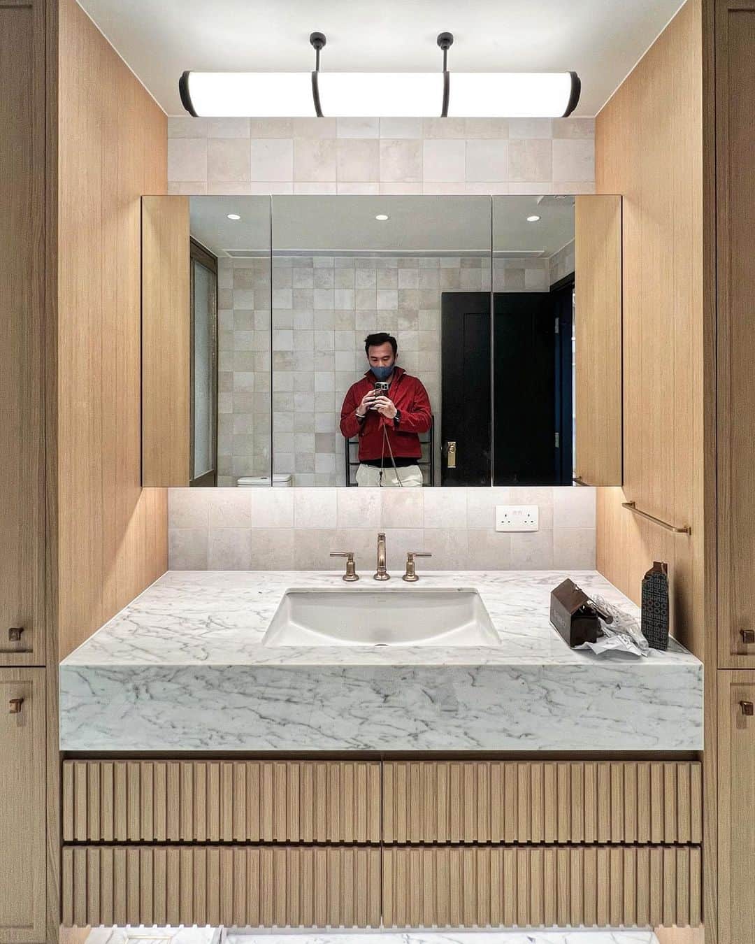 JJ.Acunaのインスタグラム：「Selfie moment in the guest bathroom we’ve designed and currently building for a wonderful luxury residential client. Happy Friday everyone! 💗#jjabespoke」