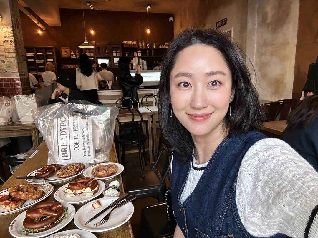 チョン・ヘビンさんのインスタグラム写真 - (チョン・ヘビンInstagram)「핫하디 핫한 🥨🥨🥨 #브래디포스트 내인생 최고의 프렛즐🥨🥨🥨  먹으러 갔다가  너무멋진 주광이랑 데이트도 했어요 (남편과 저를 만나게 해준 큐피트)🌼 훌륭한 여러 사업들도 너무너무 잘하고 동생이지만 진짜 존경하는 멋진 친구  너를 만나 행복한 일들이 너무나  많이 생겼어 늘 고마워~~❤️🧡  #나를이사돈이라고불러도 #너는용서해줄수있어 하지만 백번천번 애원해도 #멜빵춤은못춰준다  #브래디포스트성수  #breadypost」3月31日 18時49分 - heavenbin83