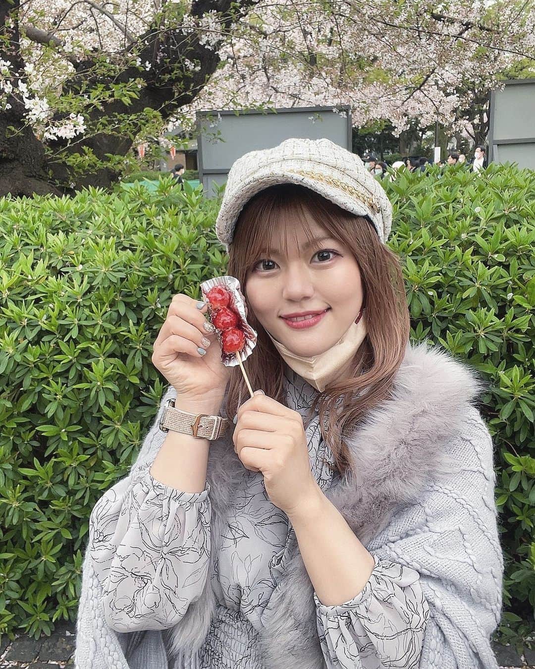 梅咲遥のインスタグラム：「桜いってきた〜〜ってほぼ緑やんけ🌸🍃  #桜  #桜スポット  #さくら」