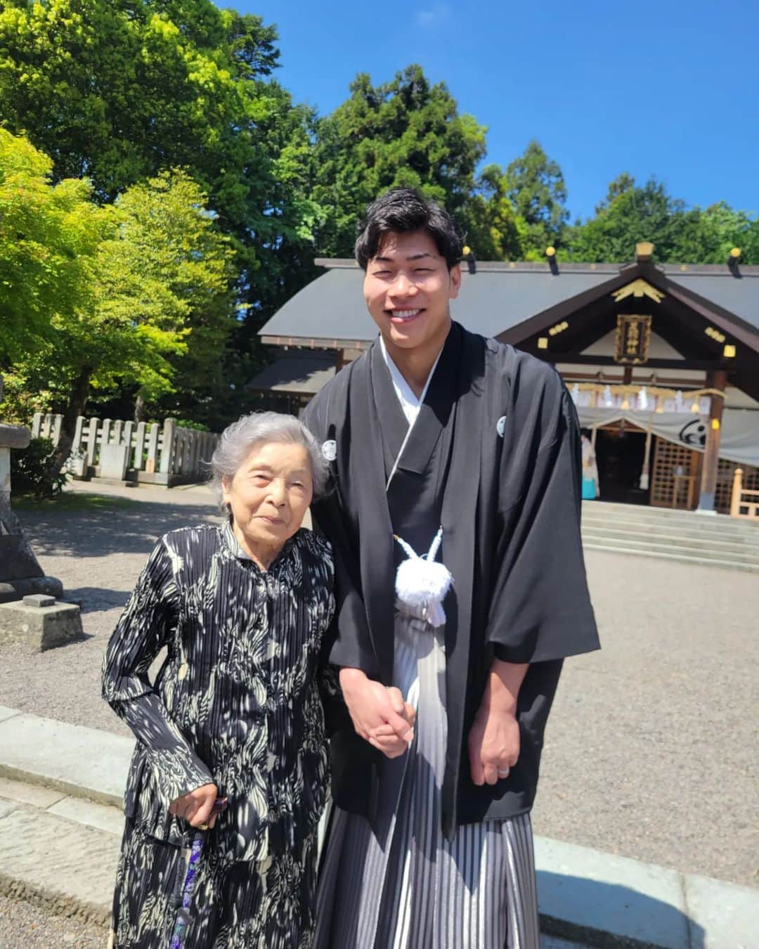 のインスタグラム：「大好きな大好きな おばあちゃんが天国へと旅立ちました。  小さい頃はよく おばあちゃんと手をつないで 電車やバスに乗って 福井の街に出掛けたり  畑仕事してるところへ行って お手伝いしたり  一緒に お風呂に入ったり 寝れないときは おばあちゃんの部屋に行って布団に潜り込み、一緒に寝たり  とにかくおばあちゃんっこで ずっとくっついていました。  福井を出て たまに帰ってくると 『ちゃんとご飯食べてるの？ たくさん食べねの！』 といつも優しく気にかけてくれました。  最後も家族で旅行して おばあちゃんと一緒にご飯食べて たくさん話をして 子供も可愛いって言って可愛がってくれて 何気ない日常がとても幸せでした。  次の日の昼、 実家に帰り おばあちゃんといつものように話をしていました。  子供も昼寝をしてて 隣でおばあちゃんもソファーで寝てました。  おばあちゃんに 『もうそろそろ大阪帰るね』 と言ったら  おばあちゃんは幸せそうに そのまま天国へ旅立ちました。  まだまだ おばあちゃんと一緒にたくさん 話したかった。 おばあちゃん孝行したかった。  悲しいくて悲しくて 寂しいけど これからも おばあちゃんが教えてくれたこと  家族に 優しさやぬくもり たくさんの愛情を注げるように そして周りのみんなに感謝して 恩返し出来るように 頑張ります。  戦争を経験したおばあちゃん いろんな話を聞かせてくれたおばあちゃん 歌が大好きなおばあちゃん しっかり者のおばあちゃん 笑顔が素敵なおばあちゃん いつもいつも優しかったおばあちゃん いつも味方でいてくれたおばあちゃん  本当に本当にありがとう！ めっちゃ大好き！  おばあちゃんこれからも 天国で見守っててね！！」