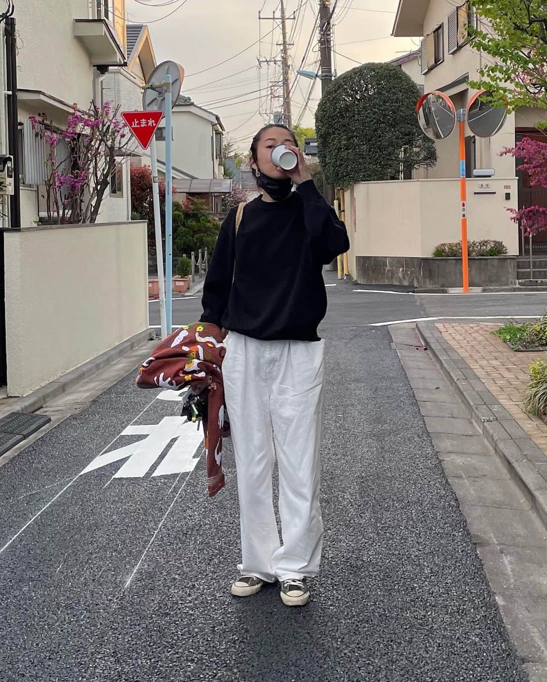 花楓のインスタグラム：「今週もおつかれやまでした。  お花見してない。 散り始めてますね🌸🦭  間もなく４月。 早いて。  #華金」