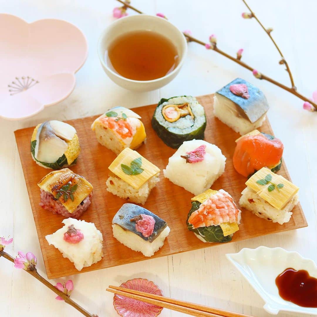 mikiのインスタグラム：「・ ・ @umemori_temarisushi さまより 季節のご贈答品として大人気の「季節の手鞠わさび葉寿し」の春限定商品をいただきました。  季節の食材をふんだんに使用した春を感じる彩り豊かな手鞠寿司で、目でも楽しめるお品です🌸  冷凍で届くので食べたい分だけ解凍できてとても便利☺️  この季節にぴったりだと思います🌸  また後日別のお品も紹介させていただきます！  良い夜をお過ごしください☺️」