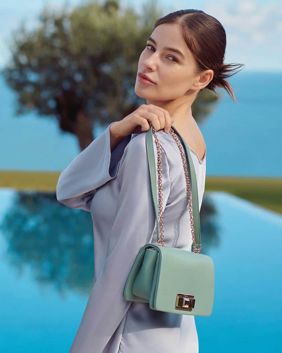 フルラのインスタグラム：「Effortless elegance and a touch of color with Furla Lulu'.   #ItalybyFurla #FurlaSS23 #Furla」