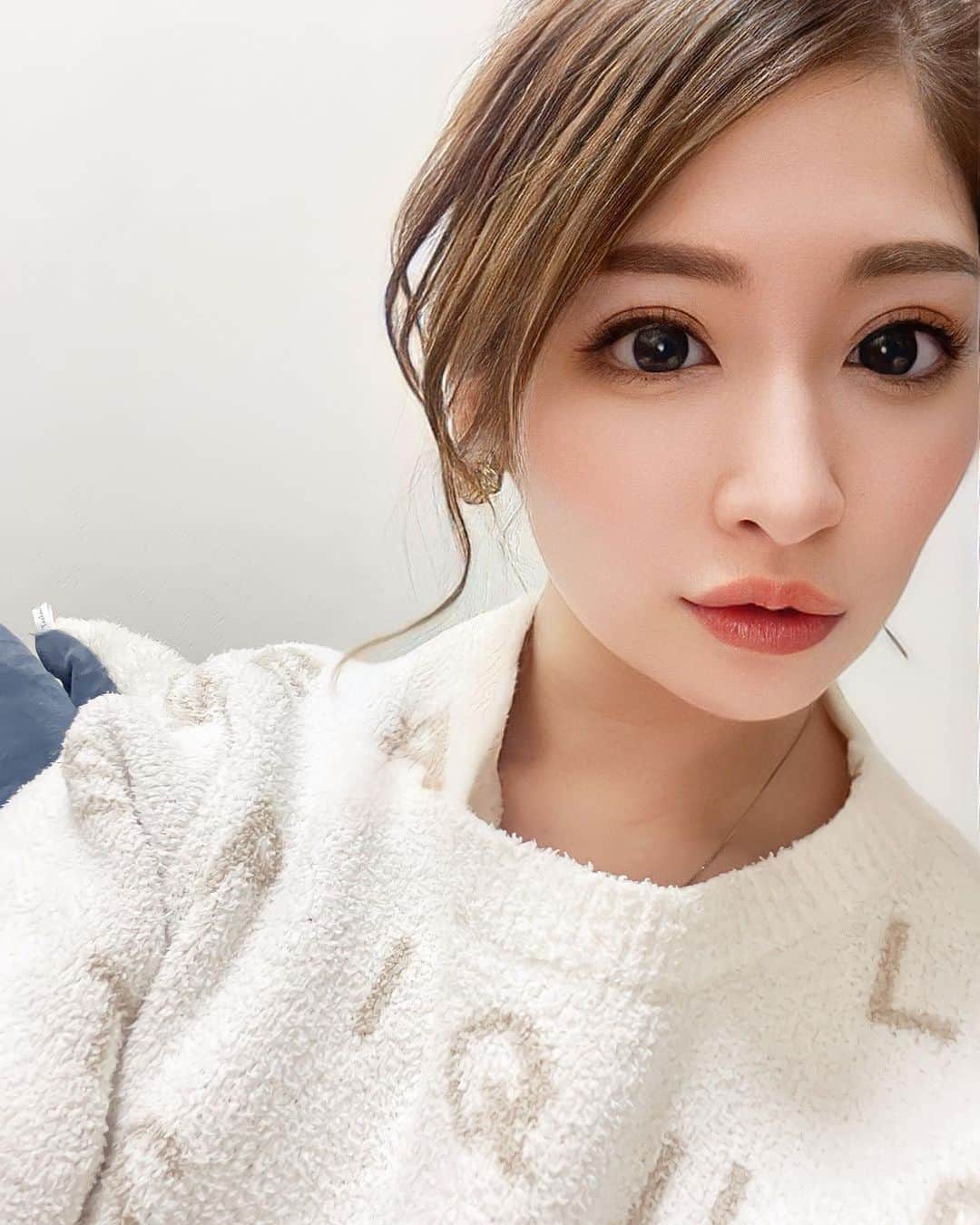 美波あいかのインスタグラム：「ジェラピケなんぞ持ってたんだ私💁‍♀️ 今日で3月最後だけど 予定が見当たらないぞ🥹 構いに来てね🫣💗💗  昨日体調優れず、 ブログ書き忘れちゃって悔しい🥲 毎日継続するのが目標なの。 沢山みてね😘 今日も宜しくお願いします✨  #バルセロナグループ #Fillia #フィリア #札幌 #さっぽろ #すすきの #ススキノ #キャバクラ #キャバ嬢 #キャバクラ嬢 #ニュークラブ #ニュークラ #ニュークラ嬢 #キャバ #ホステス #ラウンジ #すすきのキャバクラ #すすきのキャバ嬢 #すすきのグルメ #札幌観光 #美人 #美女 #可愛い #可愛い女の子 #かわいい女の子 #銀座 #北新地 #錦 #中州 #六本木」