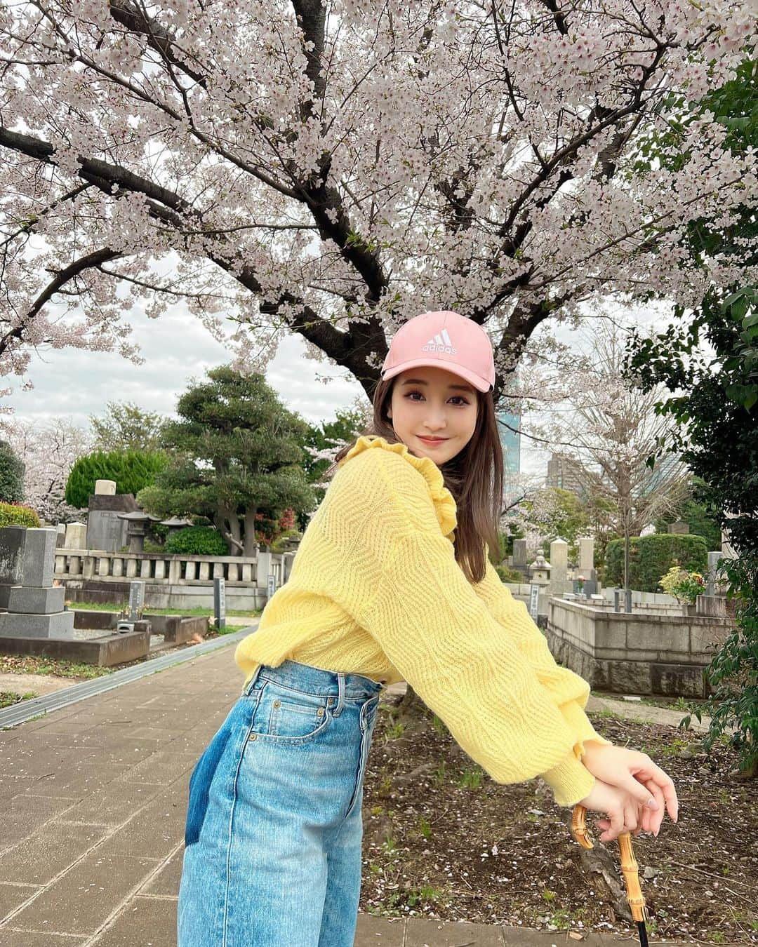 新希咲乃さんのインスタグラム写真 - (新希咲乃Instagram)「桜が満開でした𓂃🌸𓈒𓏸 お気に入りのスニーカーはPUMAとMERCURYDUOとのコラボだよ！ ライトグレーでどんな服とも合うの！  カラコンは #miium  #カーヴィピンク 💓  🧢 @adidastokyo  👕 @shopcider  👖 @ungrid_official  👟 @mercuryduo_com  @pumajapan    #MERCURYDUO  #🌸  #桜  #青山霊園  #ungrid」3月31日 18時56分 - niki_sakino